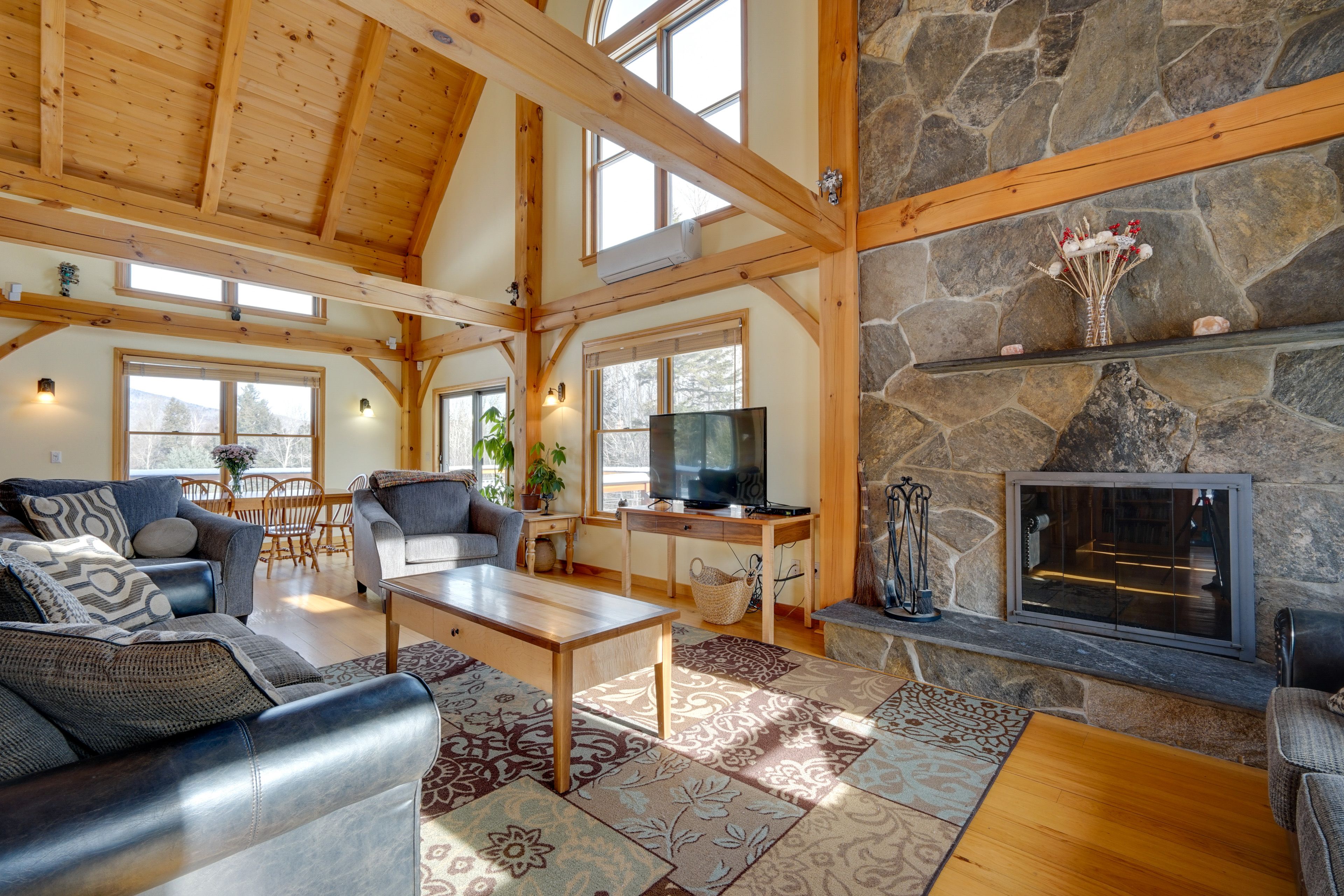 Living Room | Smart TV | Fireplace | Free WiFi