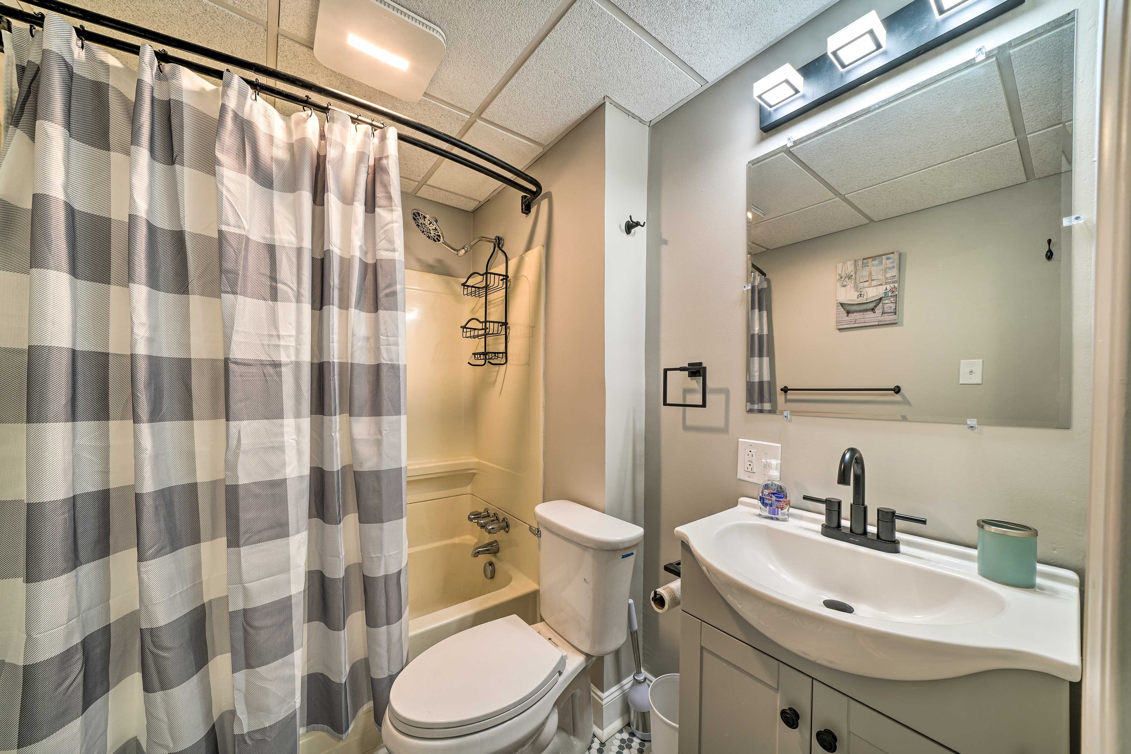 Full Bathroom | Shower/Tub Combo | Towels Provided