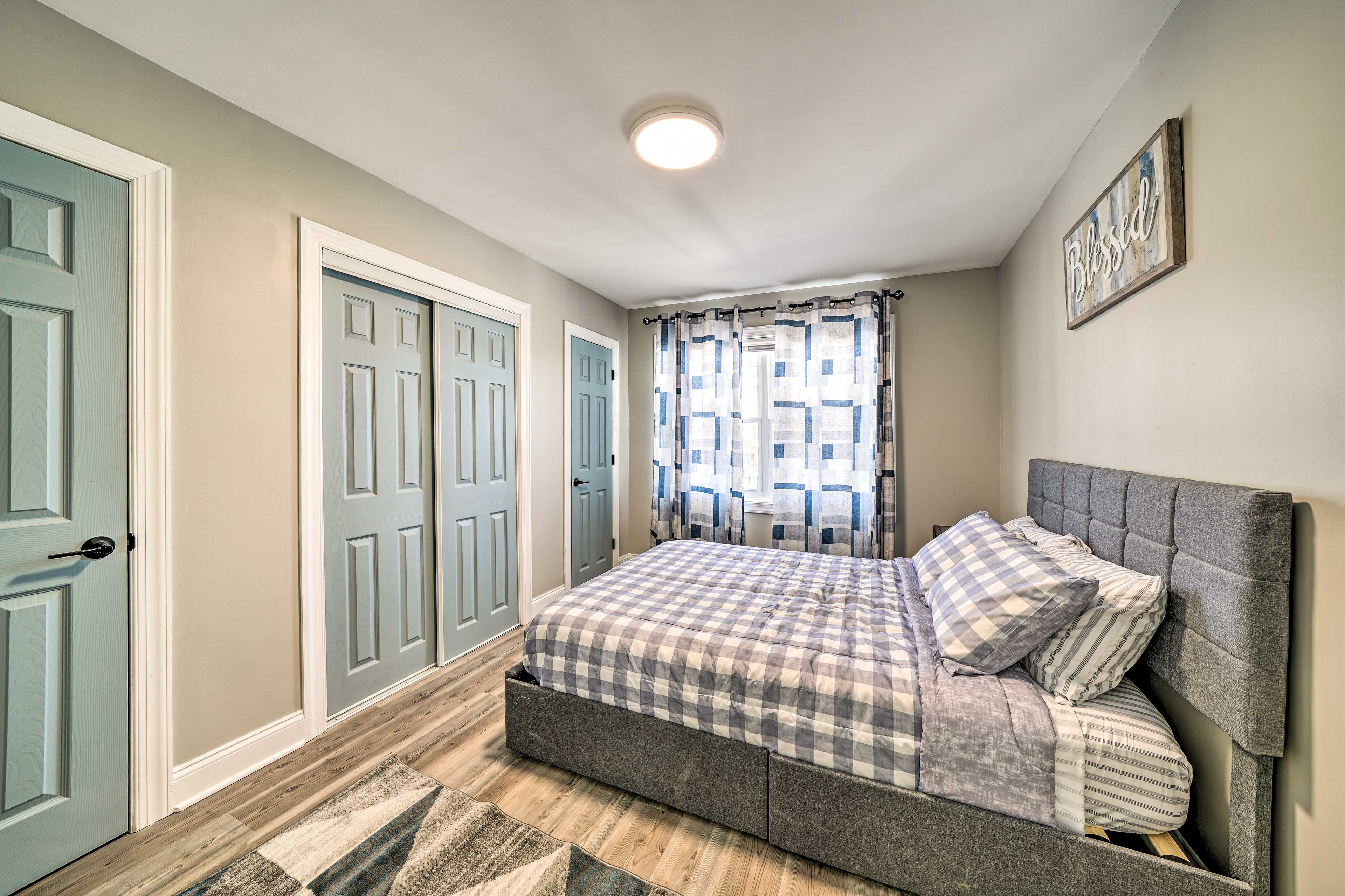 Bedroom 1 | Queen Bed | 1st Floor | Linens Provided