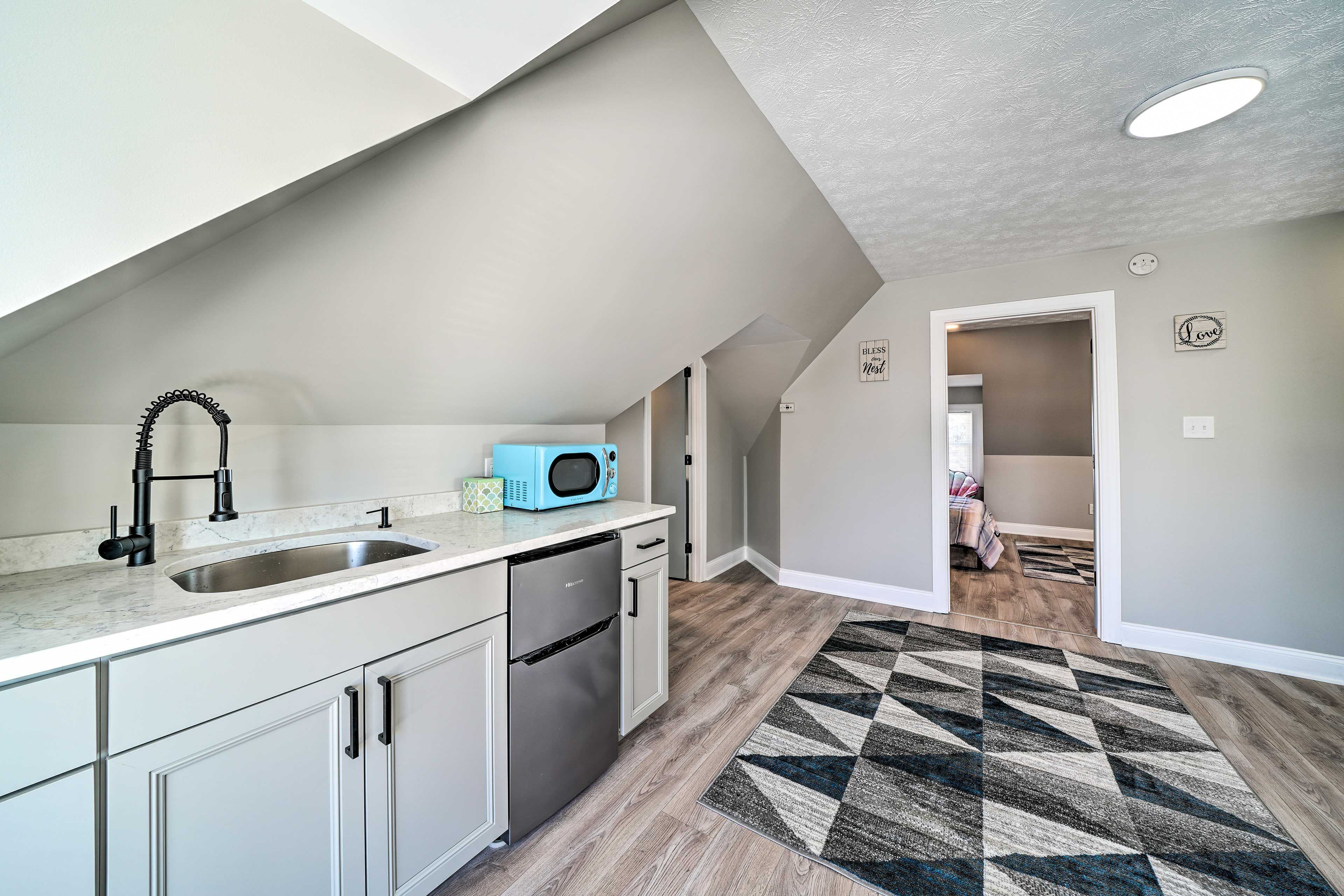 Kitchenette | Microwave | Mini-Fridge