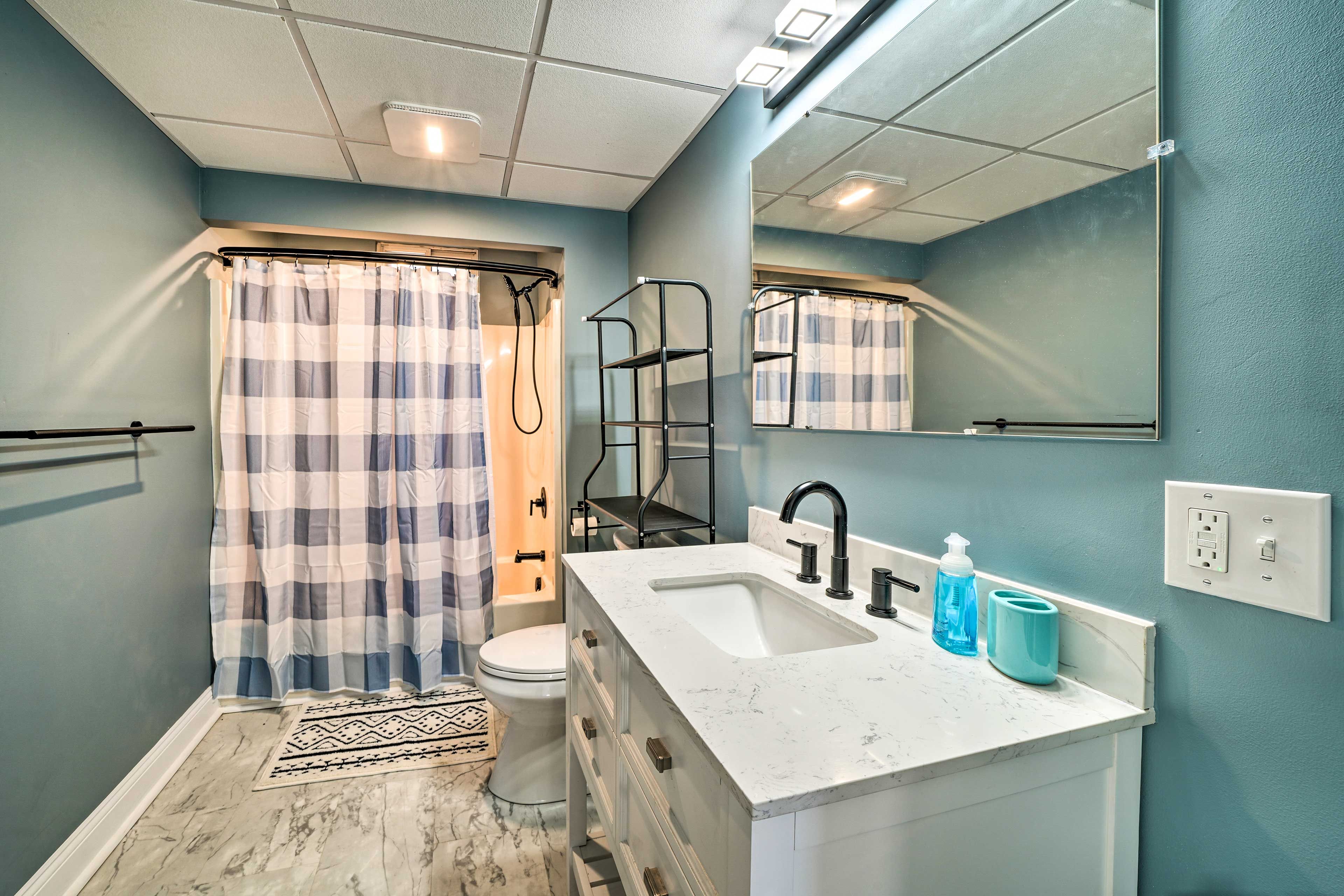 Full Bathroom | Shower/Tub Combo | Complimentary Toiletries