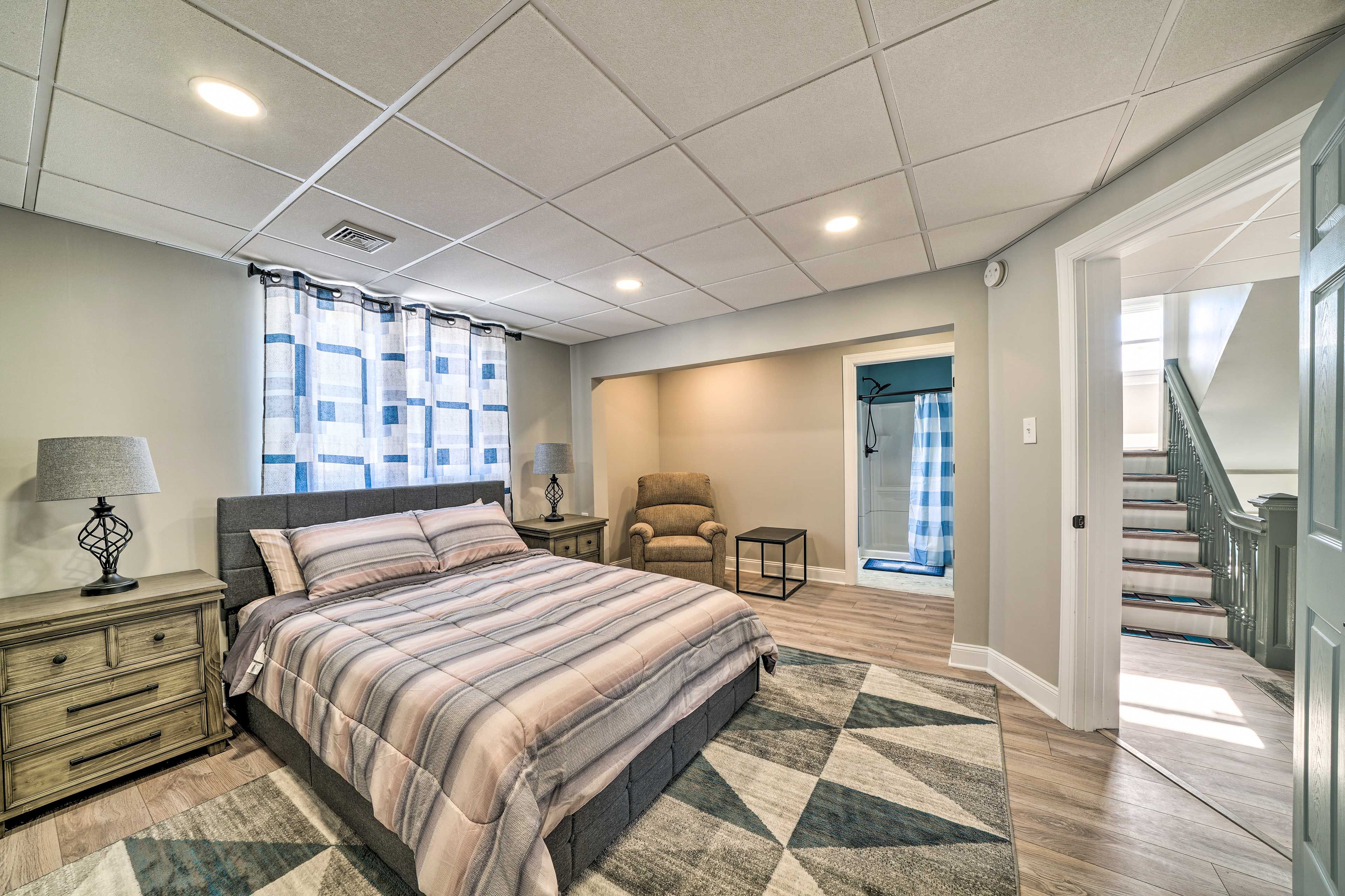 Bedroom 1 | Queen Bed | Linens Provided | Bottom Floor