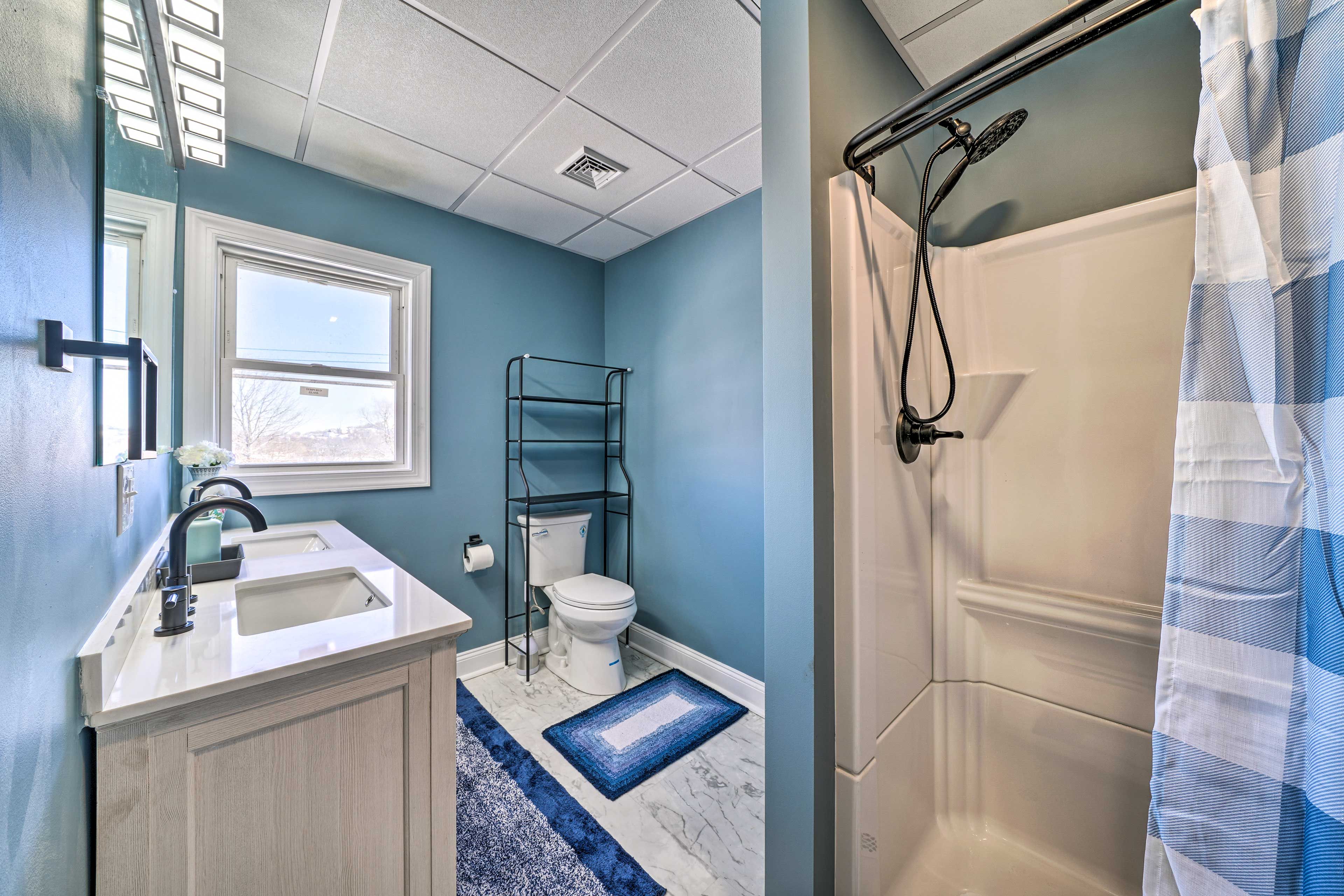 Full Bathroom | Towels Provided | Walk-In Shower