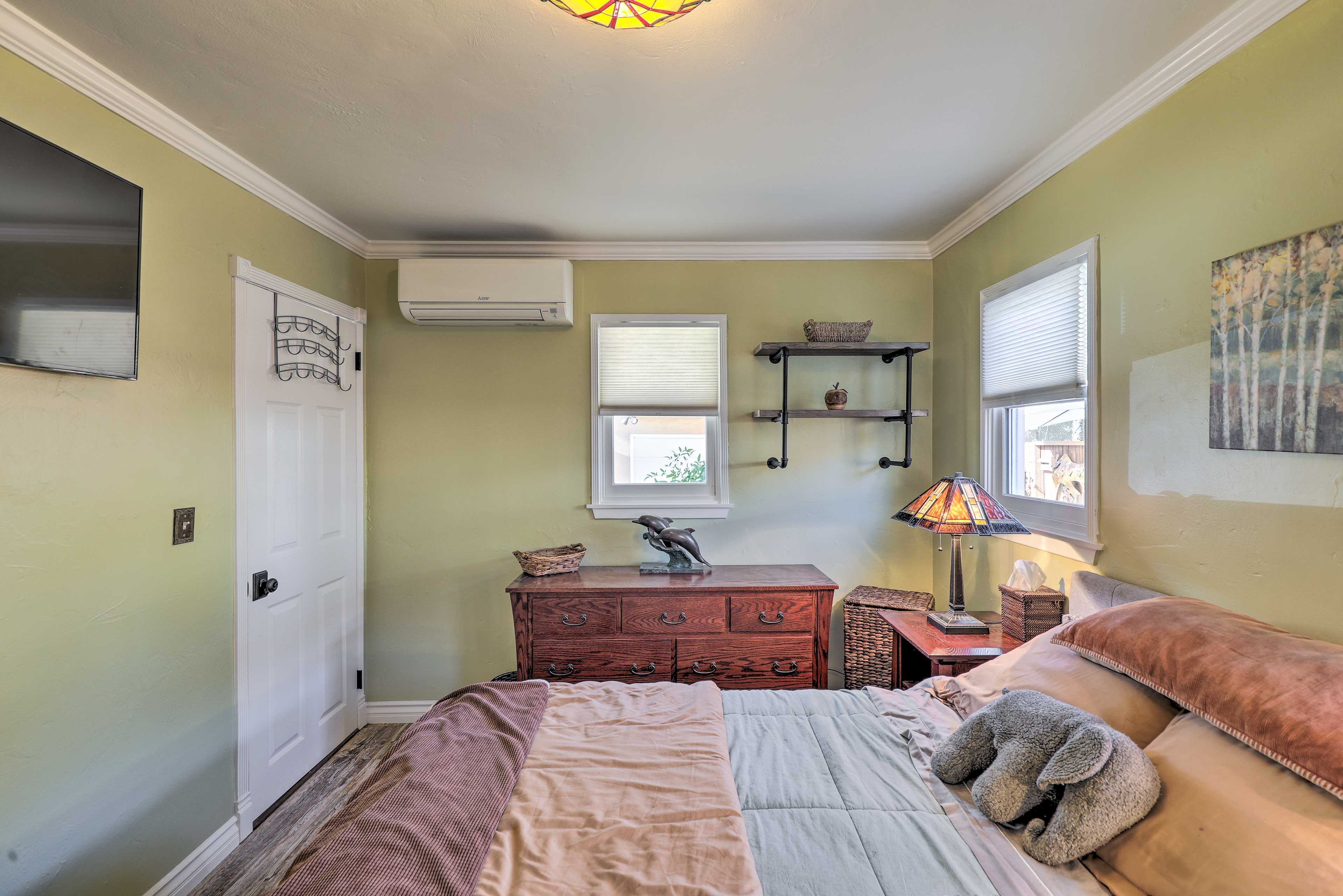 Bedroom 1 | Smart TV w/ Cable | Hangers