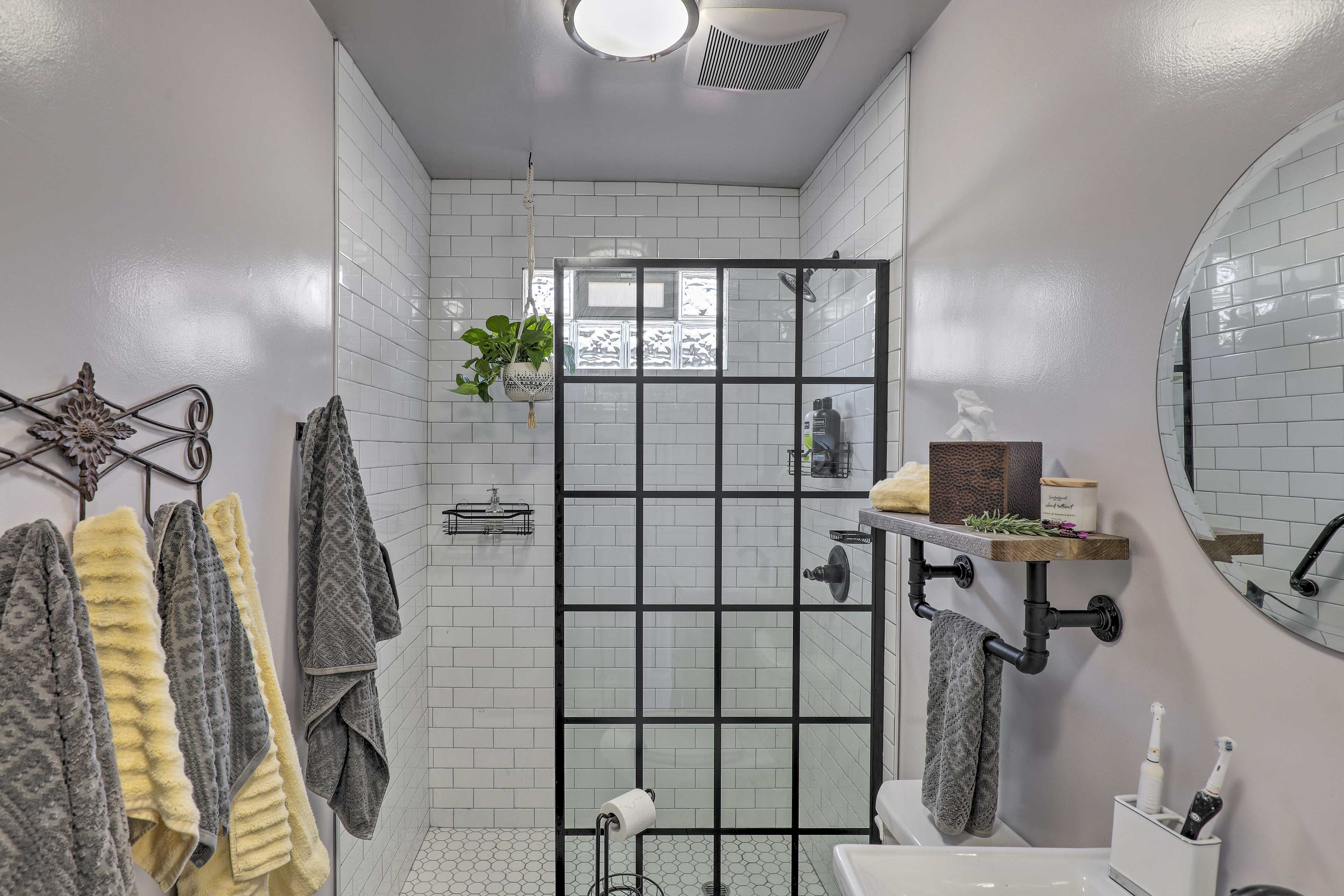 Full Bathroom | Complimentary Toiletries