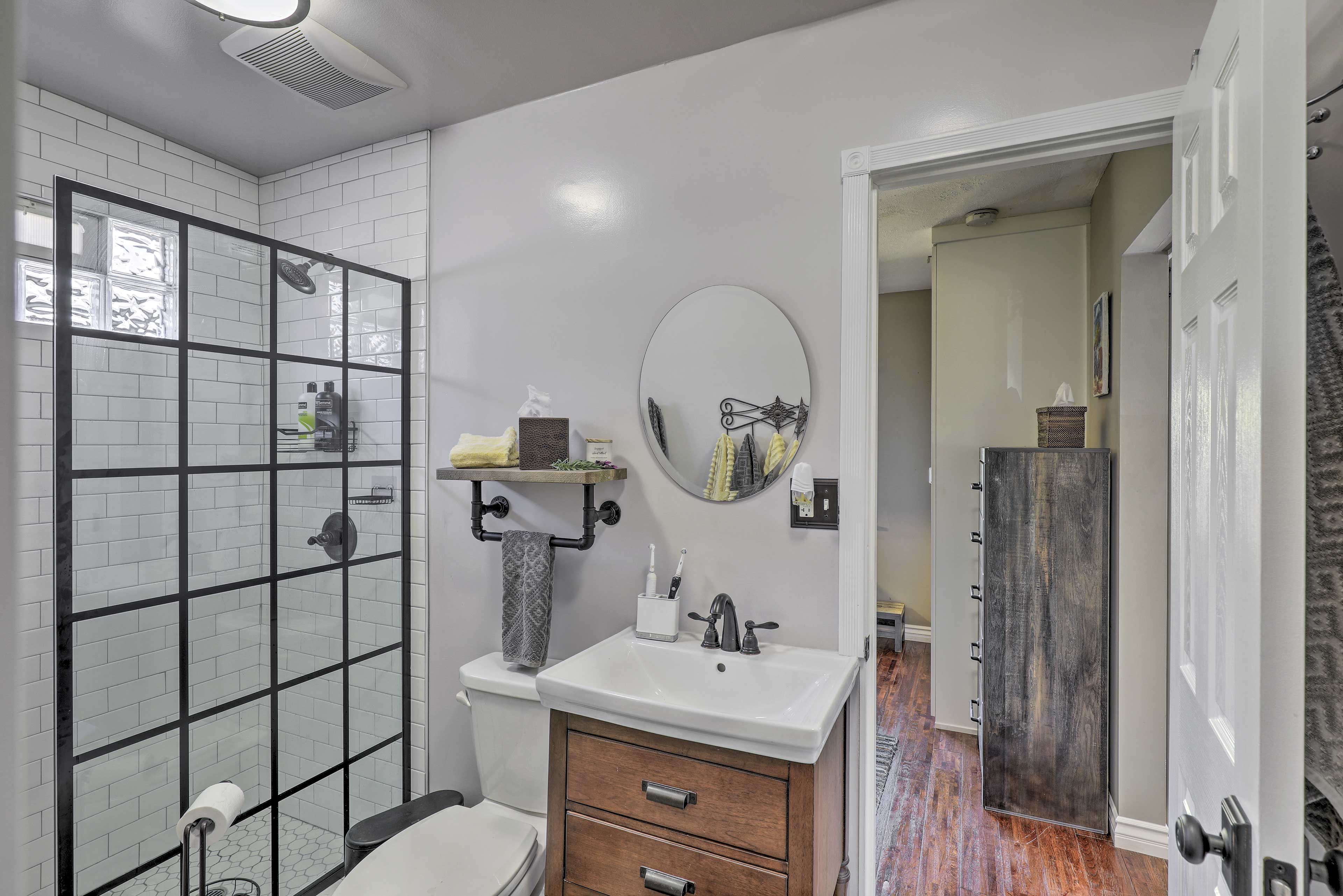 Full Bathroom | Hair Dryer | Towels Provided