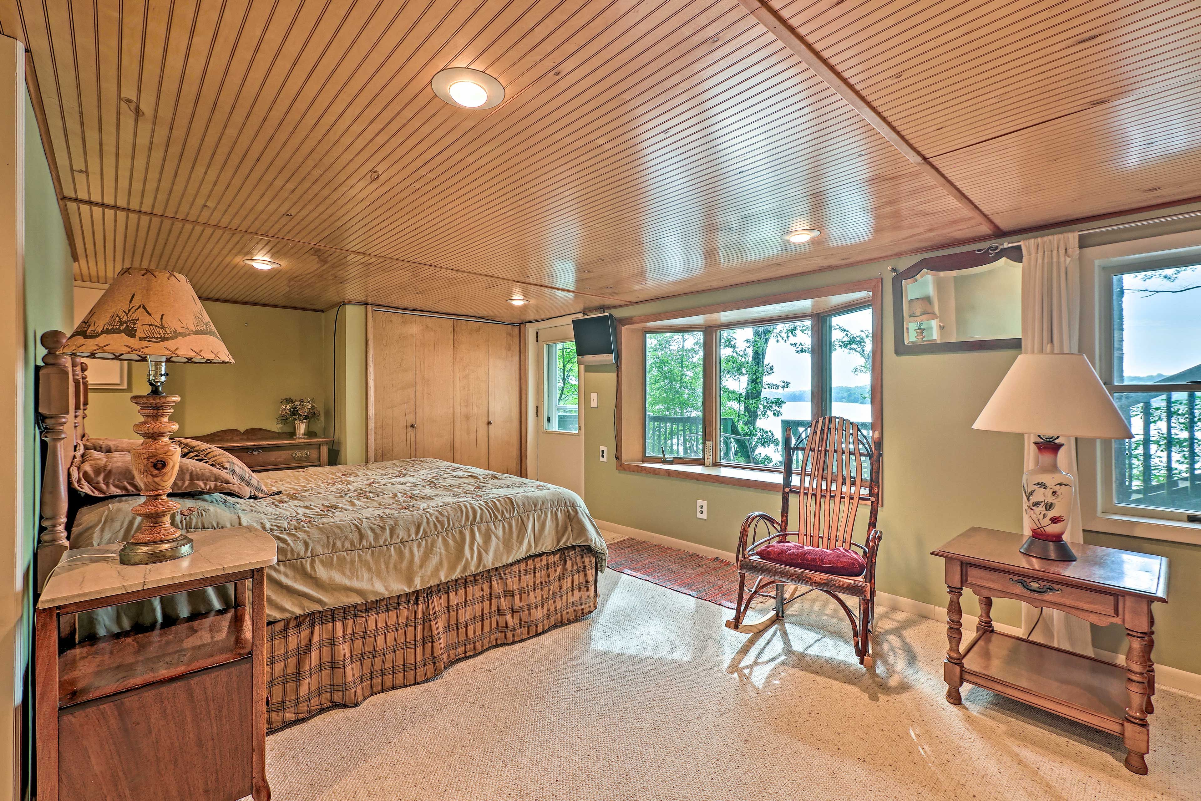 Bedroom 1 | King Bed | En-Suite Bathroom