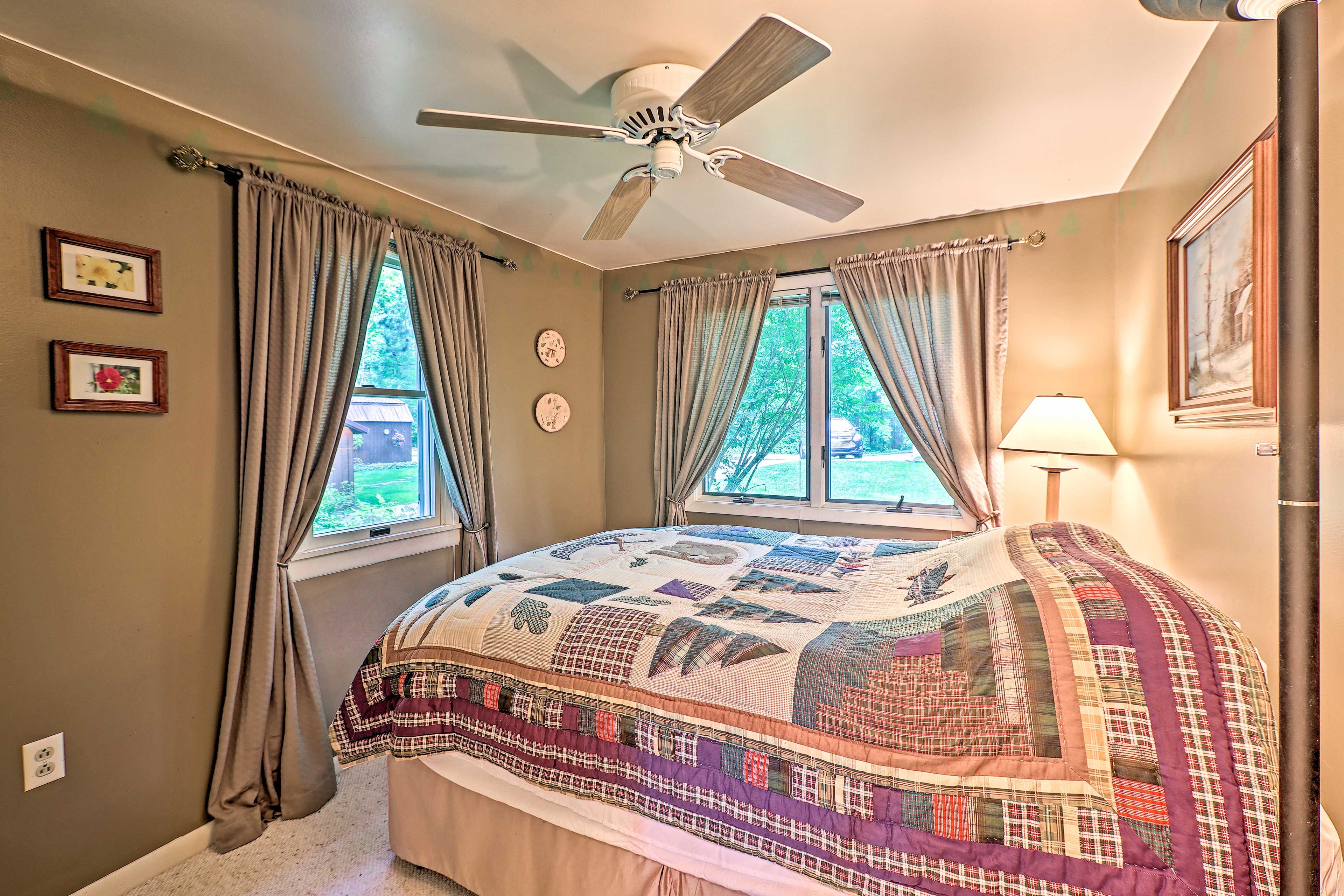 Bedroom 3 | Queen Bed