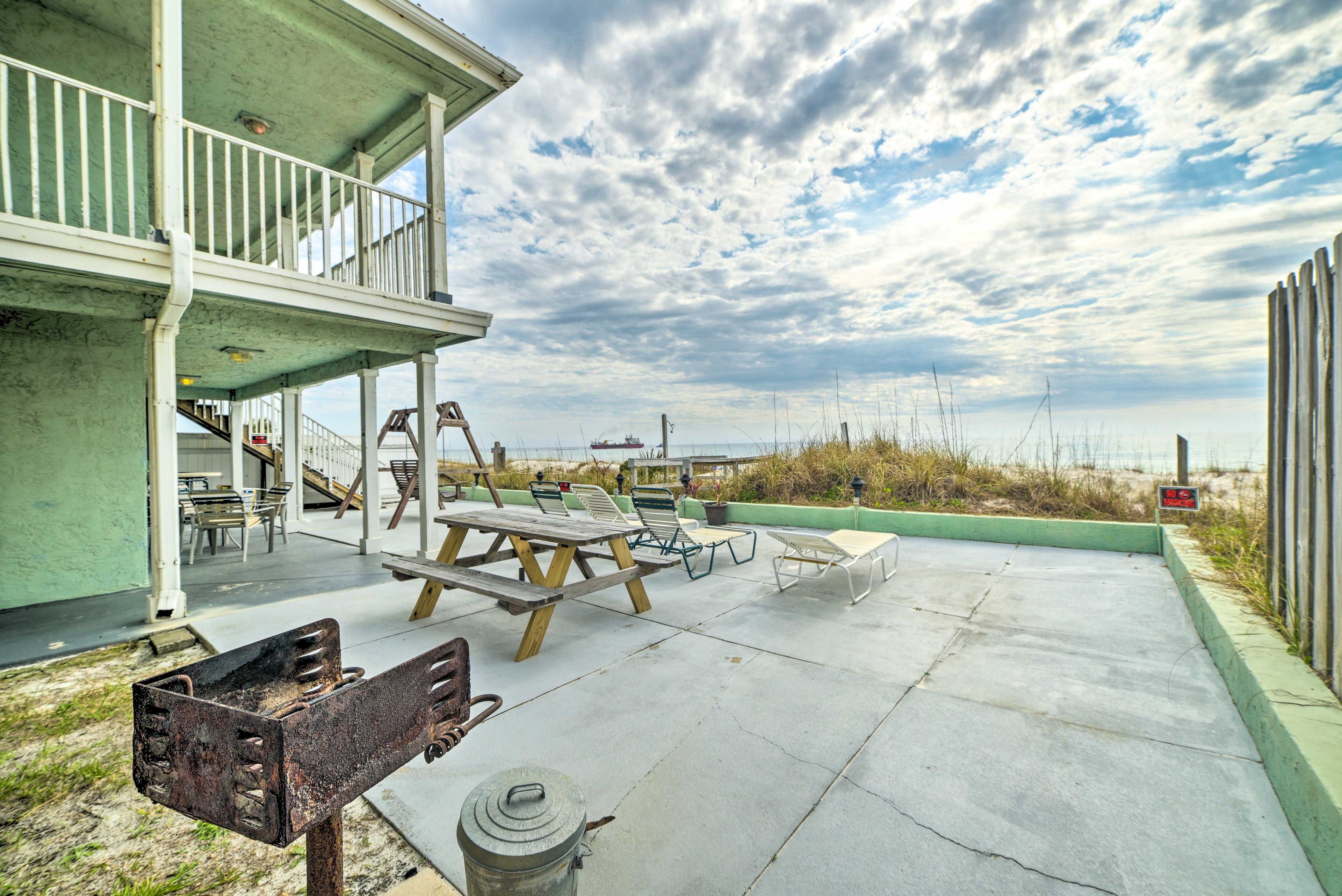Community Lounge Area | Grill