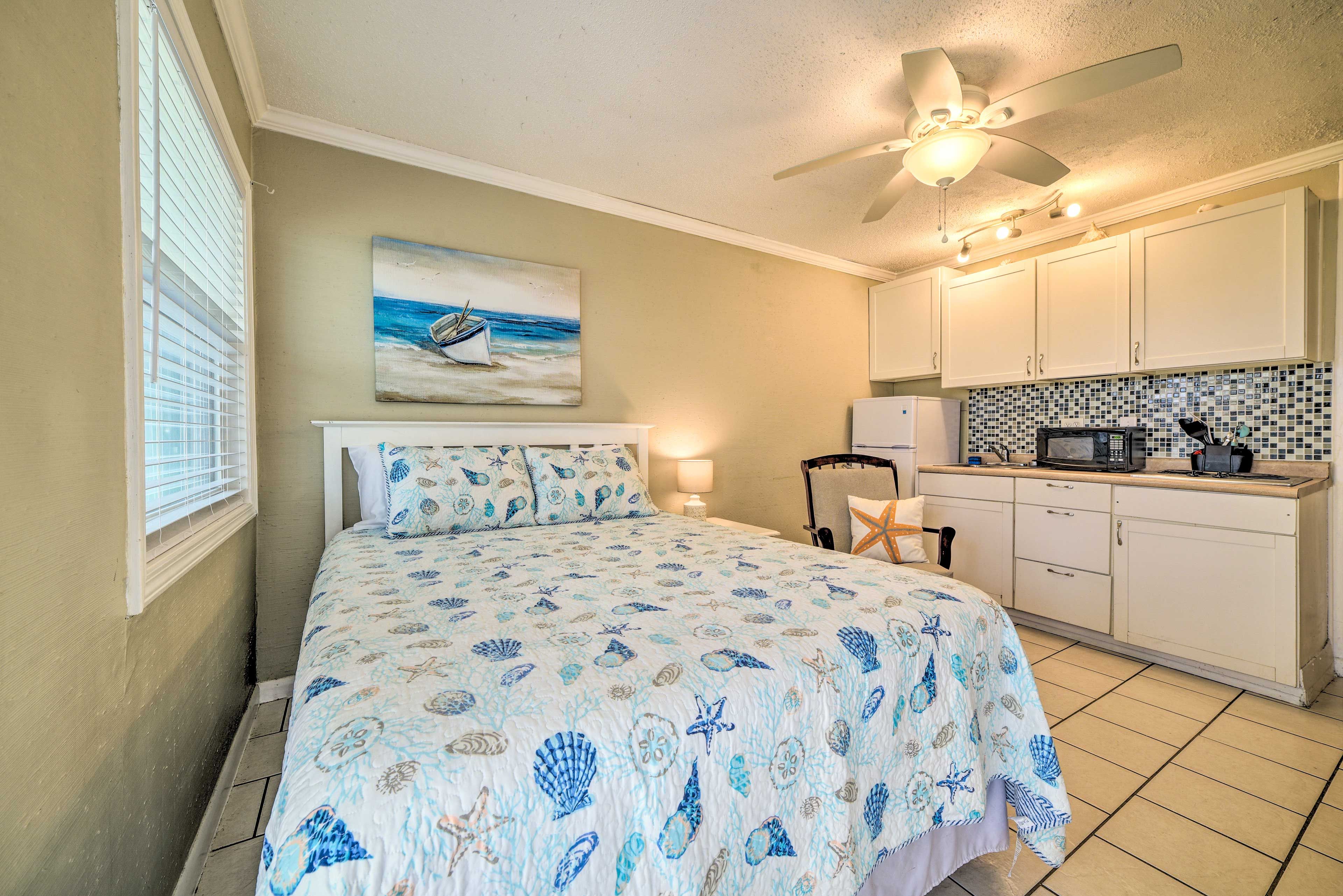 Studio | Queen Bed