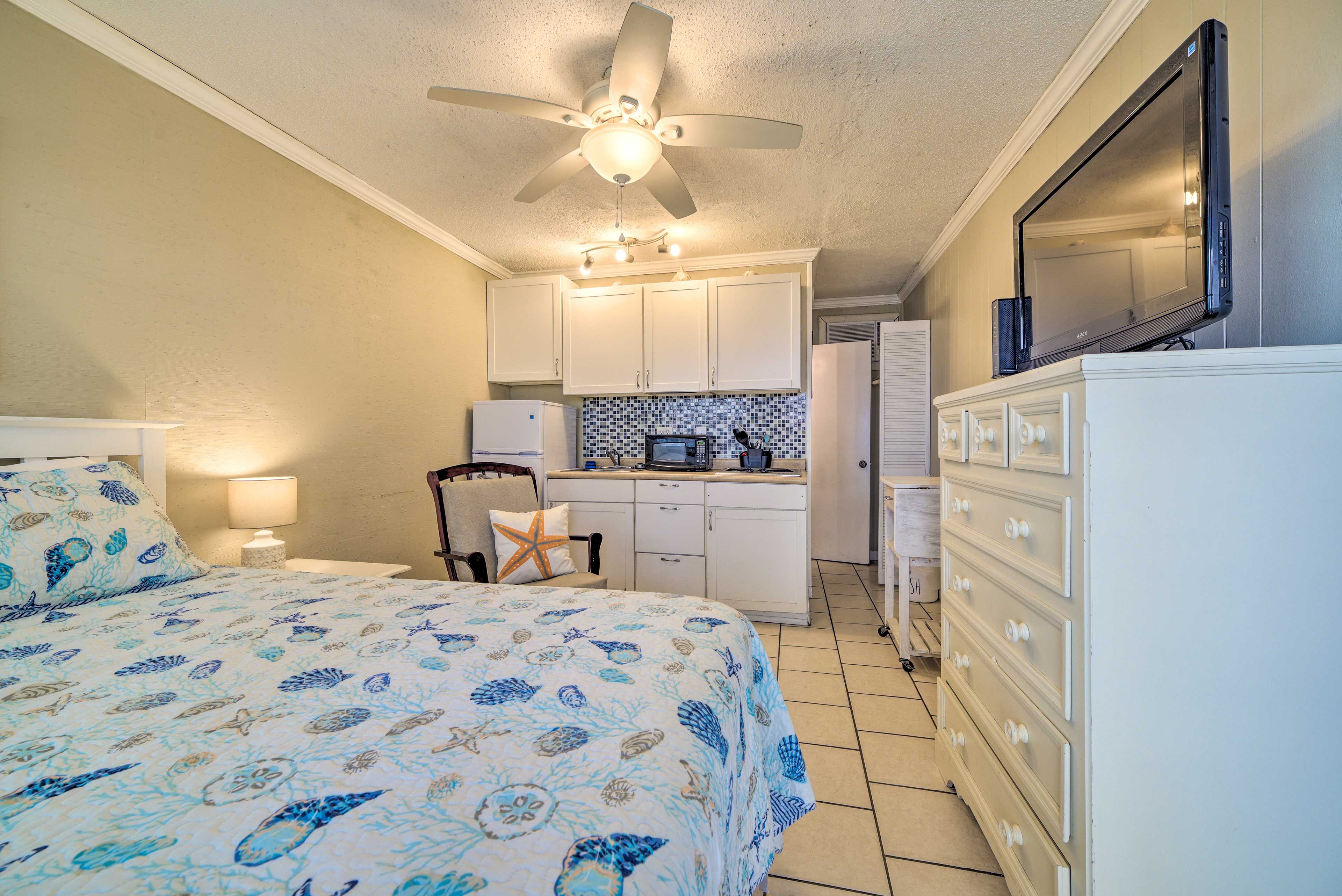 Studio | Linens Provided | Smart TV w/ Cable