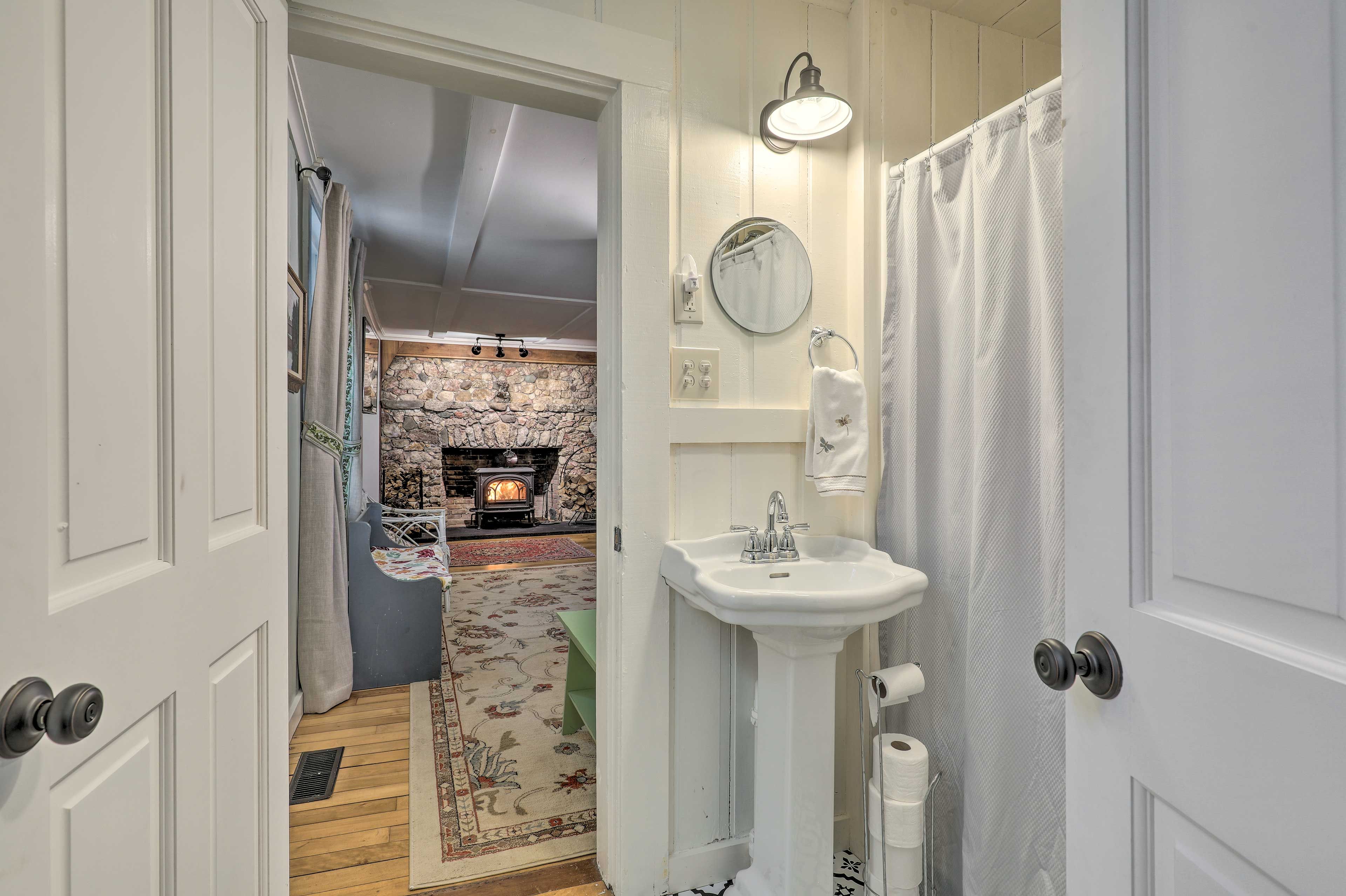 Full Bathroom | Towels Provided