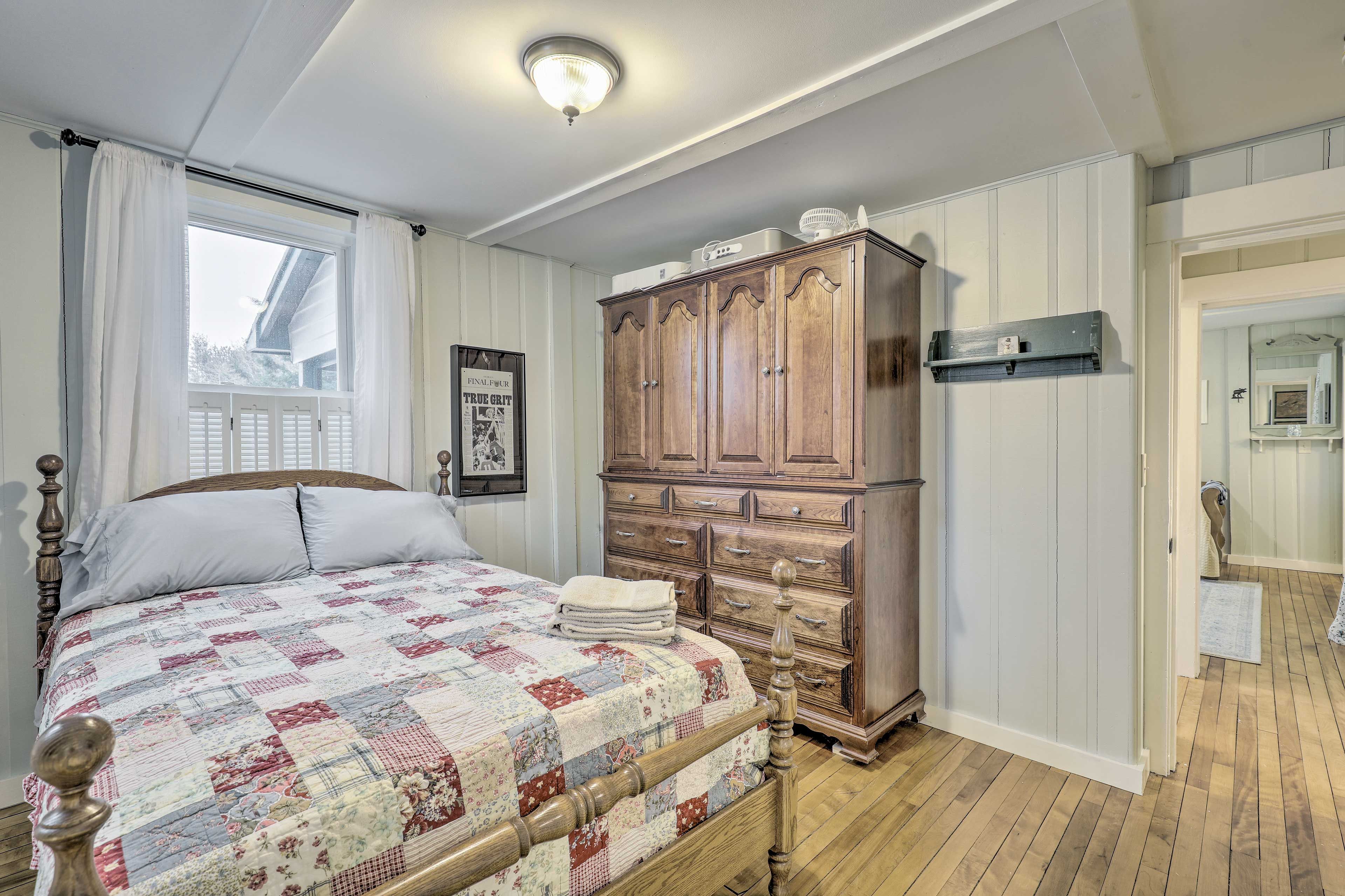 Bedroom 1 | Linens Provided