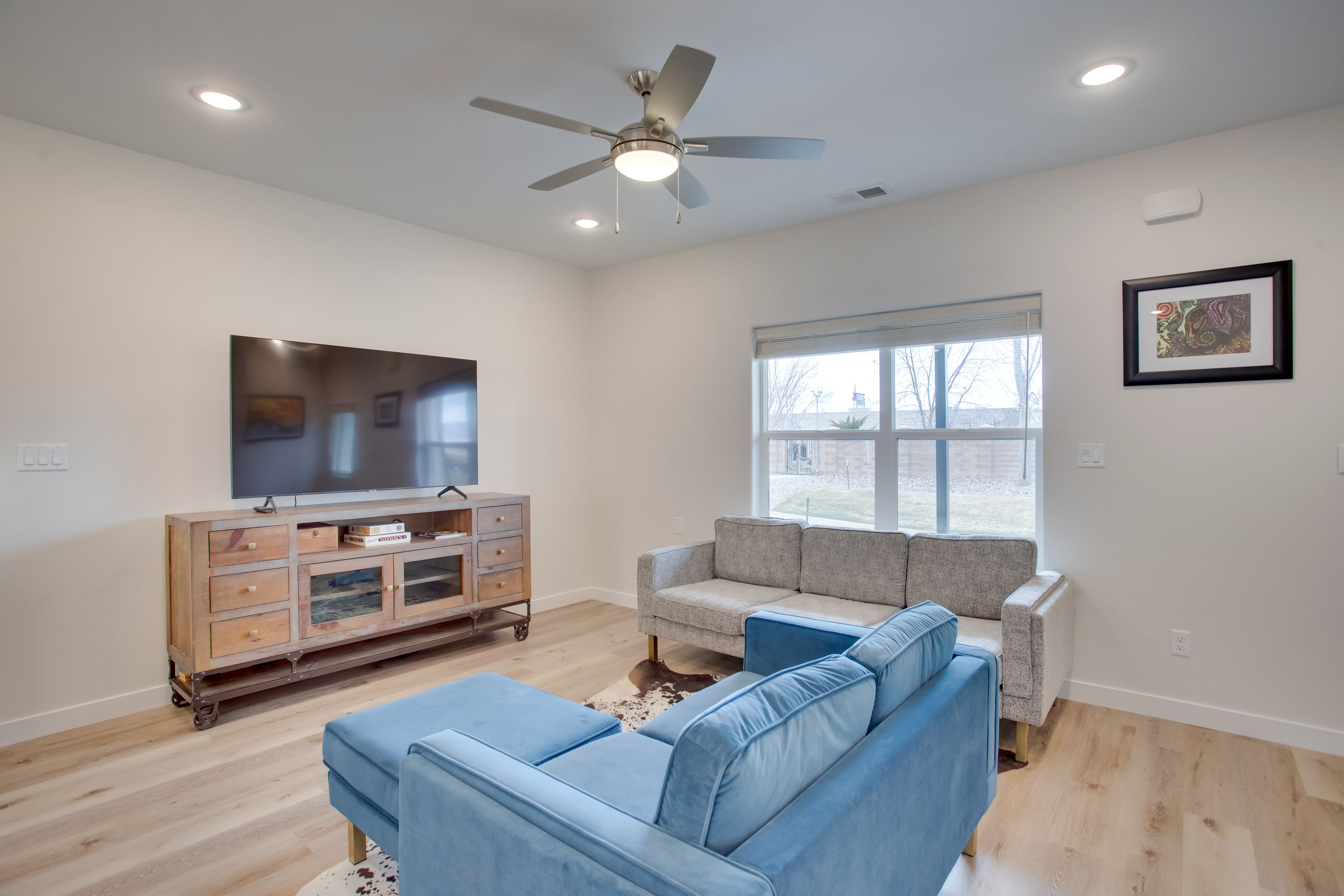 Living Room | 1st Floor | Smart TV | Free WiFi | Central A/C & Heating