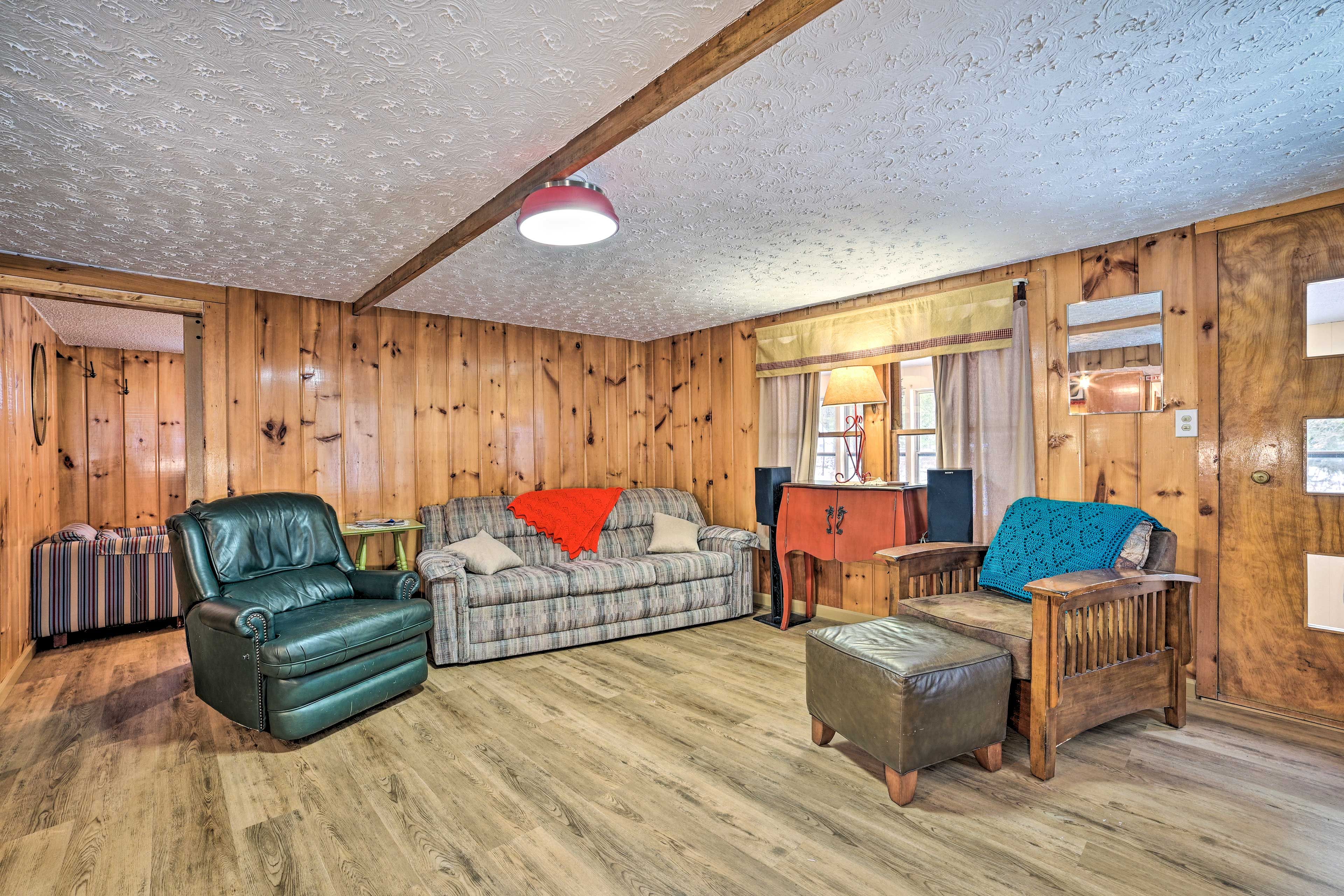 Living Room | Full Sleeper Sofa | Cable Access