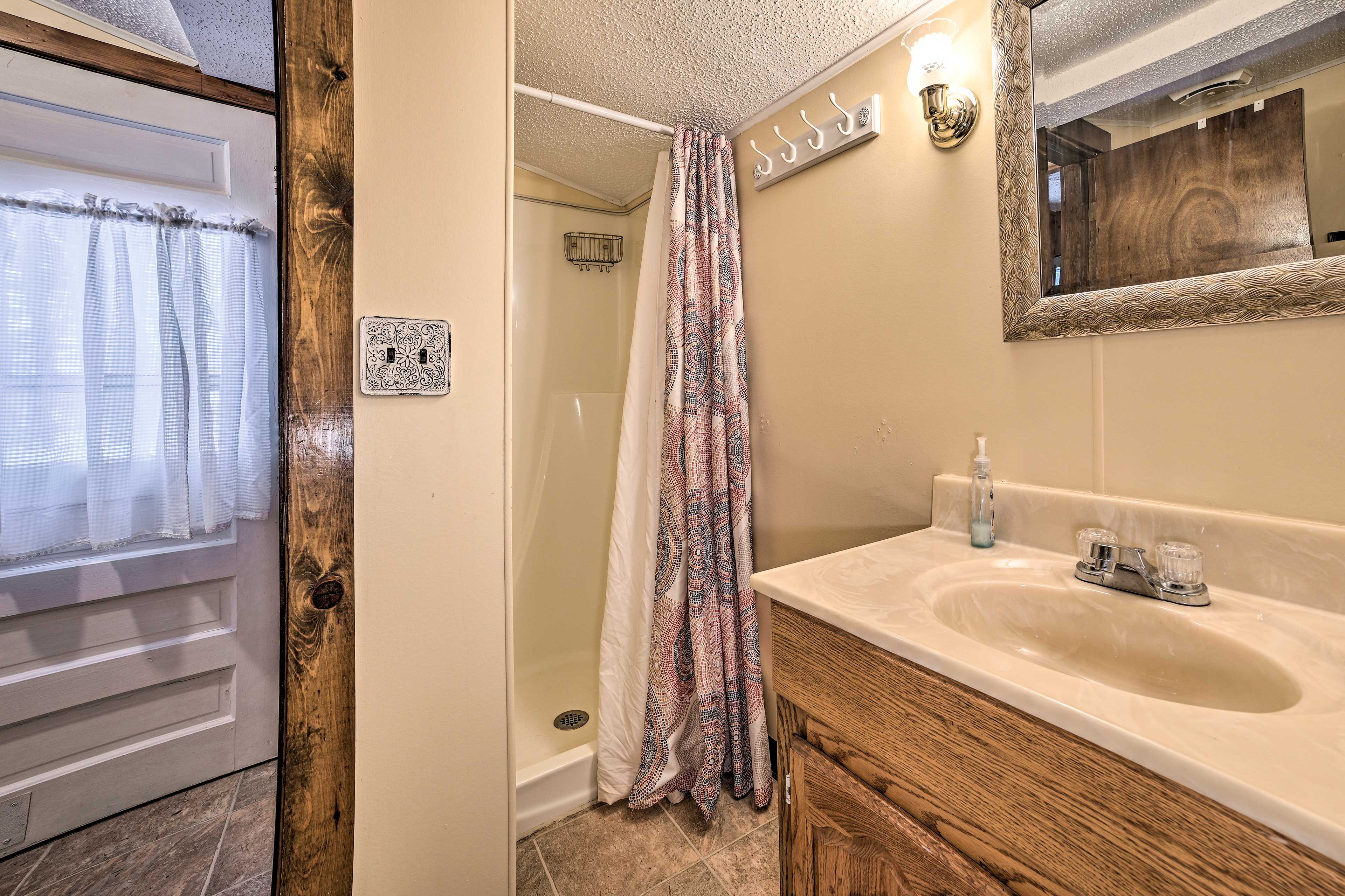 Full Bathroom | Complimentary Toiletries