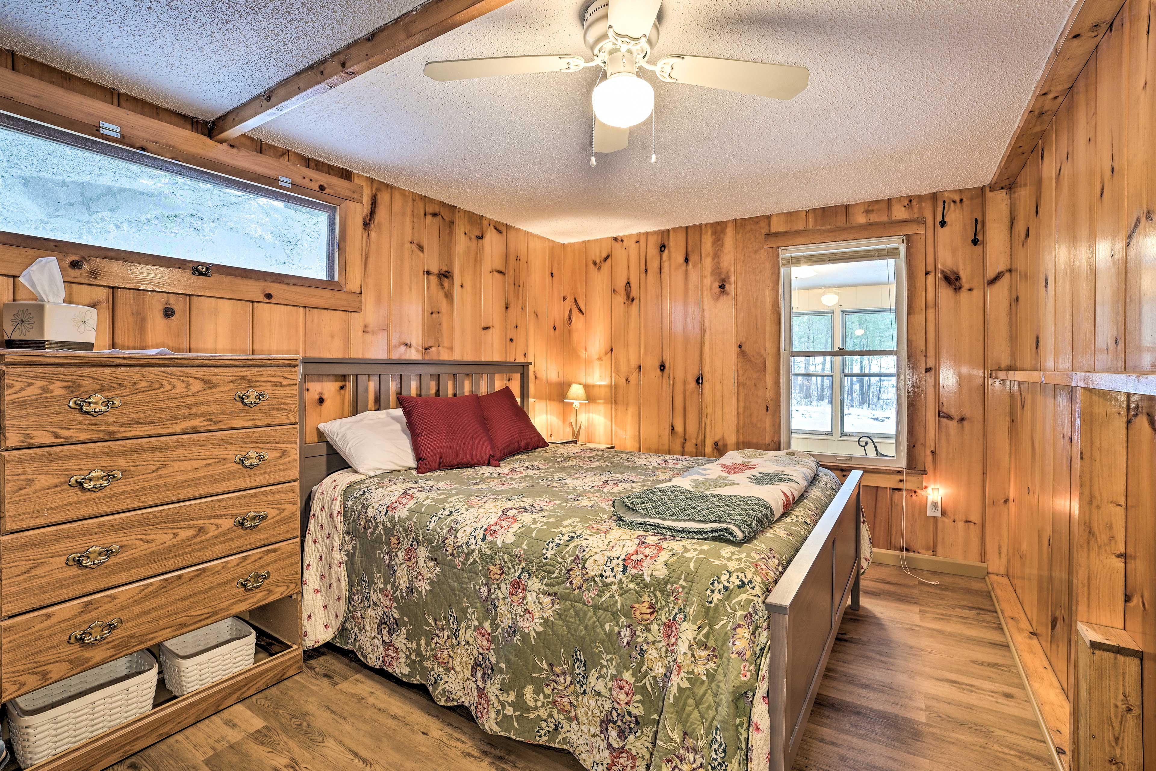Bedroom 1 | Queen Bed