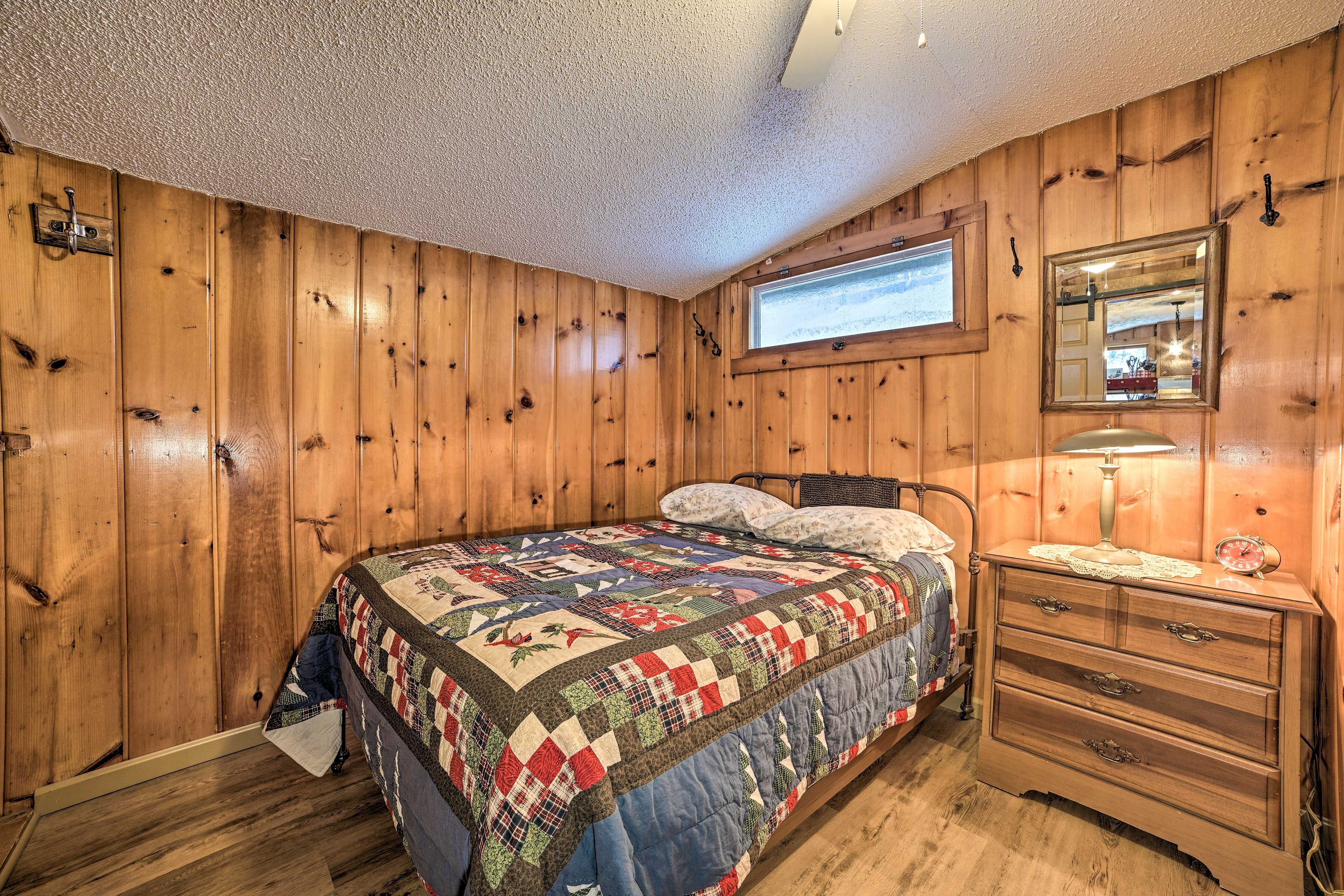 Bedroom 2 | Queen Bed