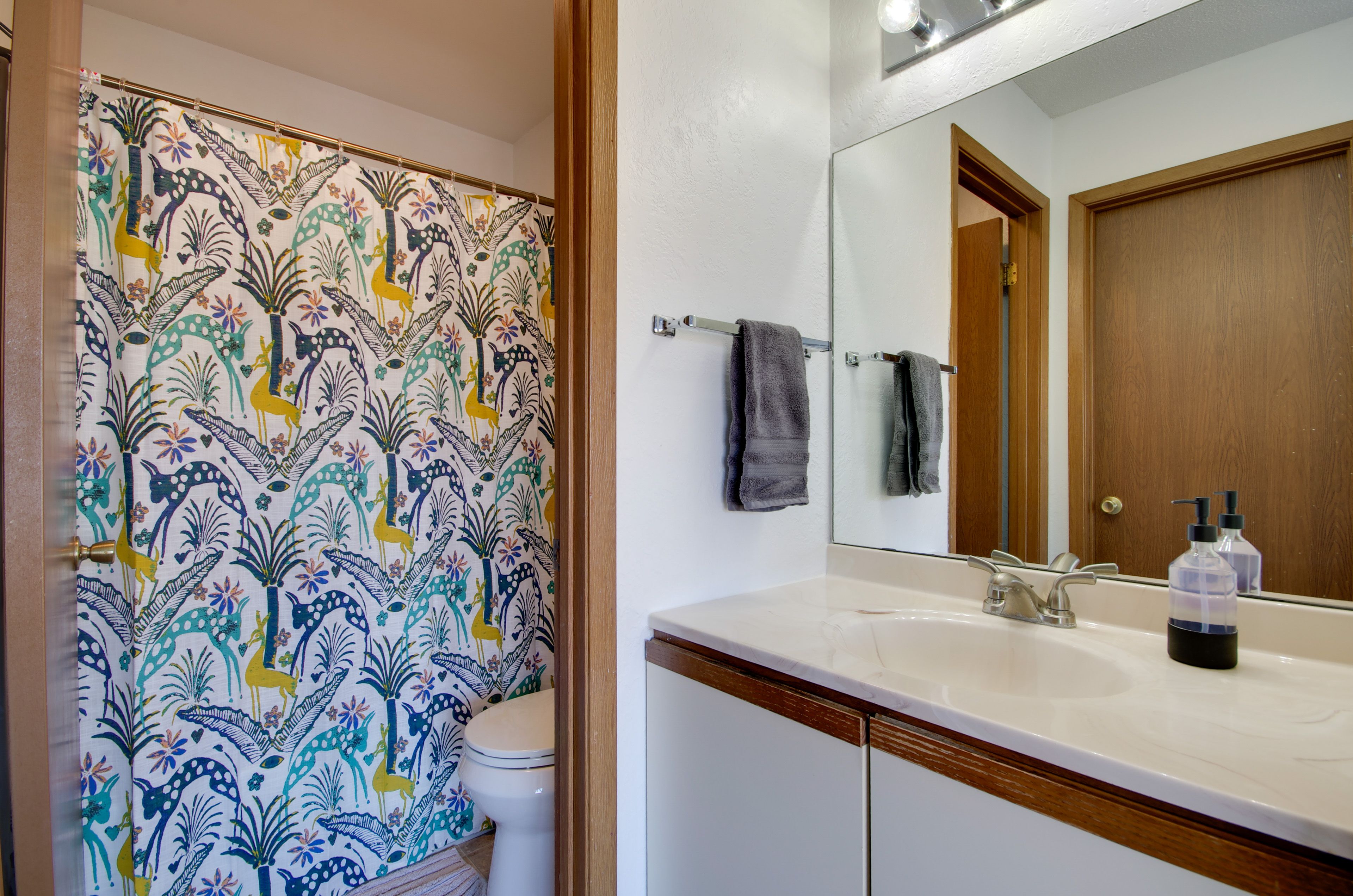 Full Bathroom | Towels Provided