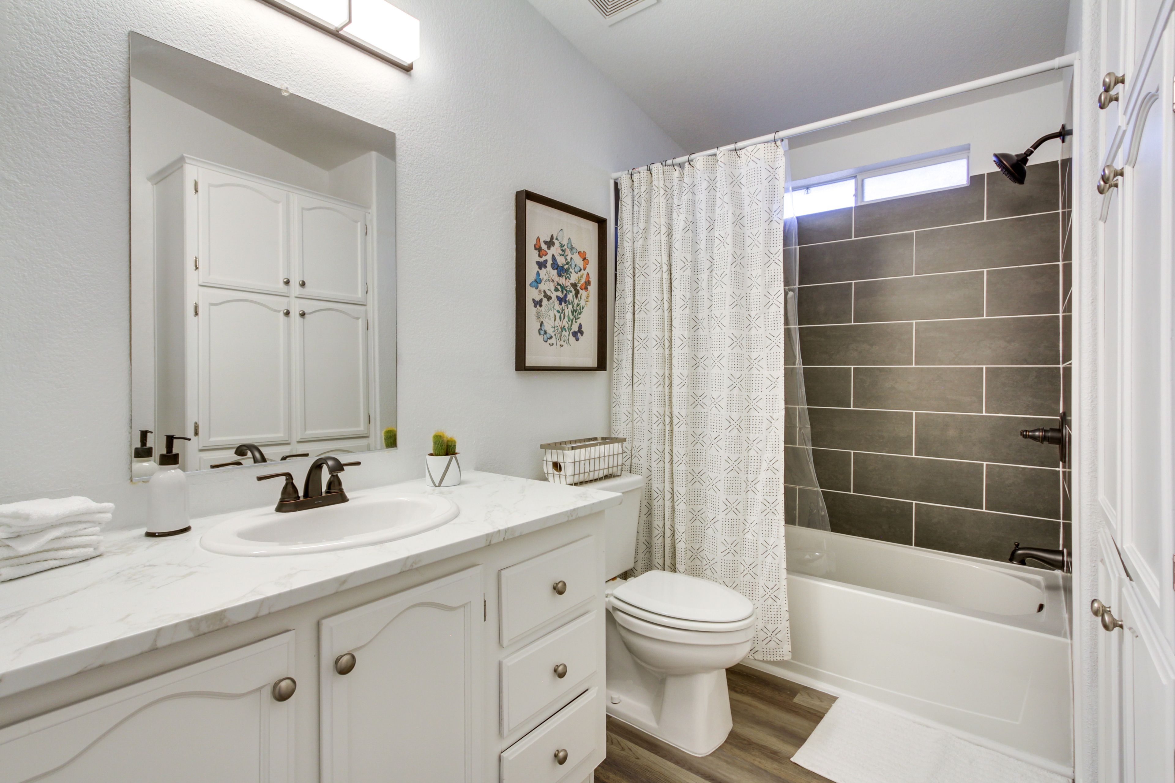 Full Bathroom | Towels Provided