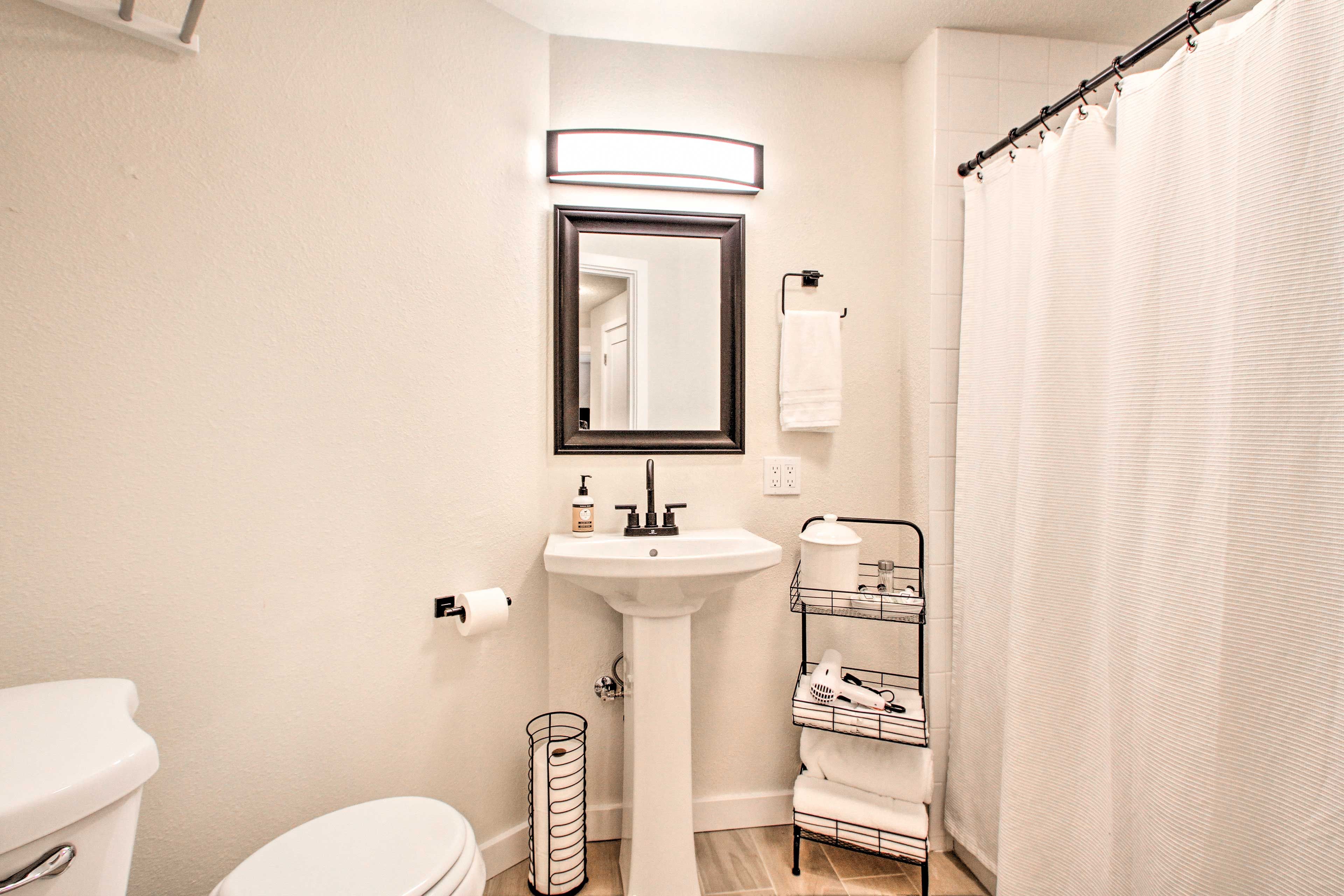 Full Bathroom | Complimentary Toiletries
