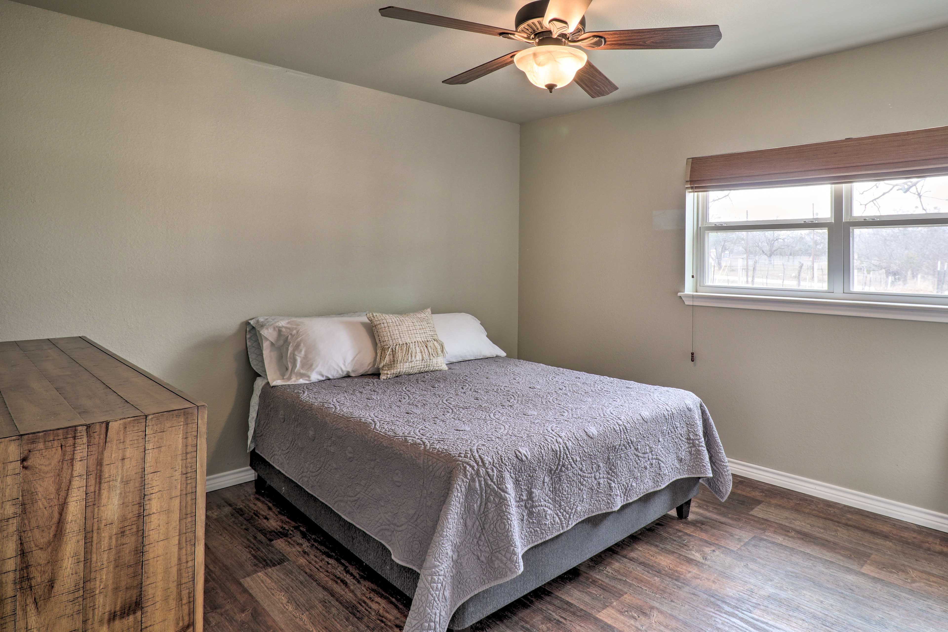 Bedroom 1 | Queen Bed