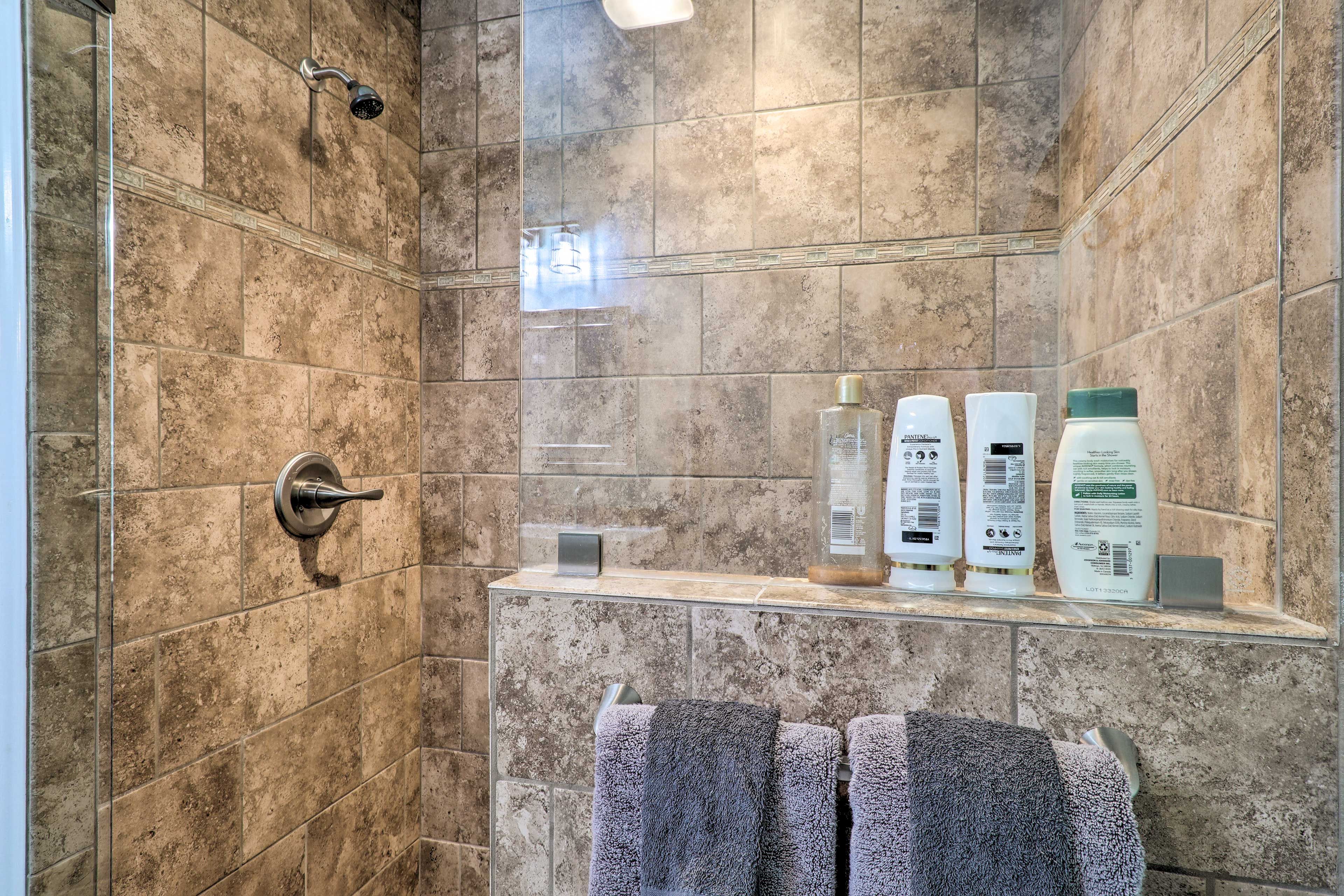 Full Bathroom | Complimentary Toiletries