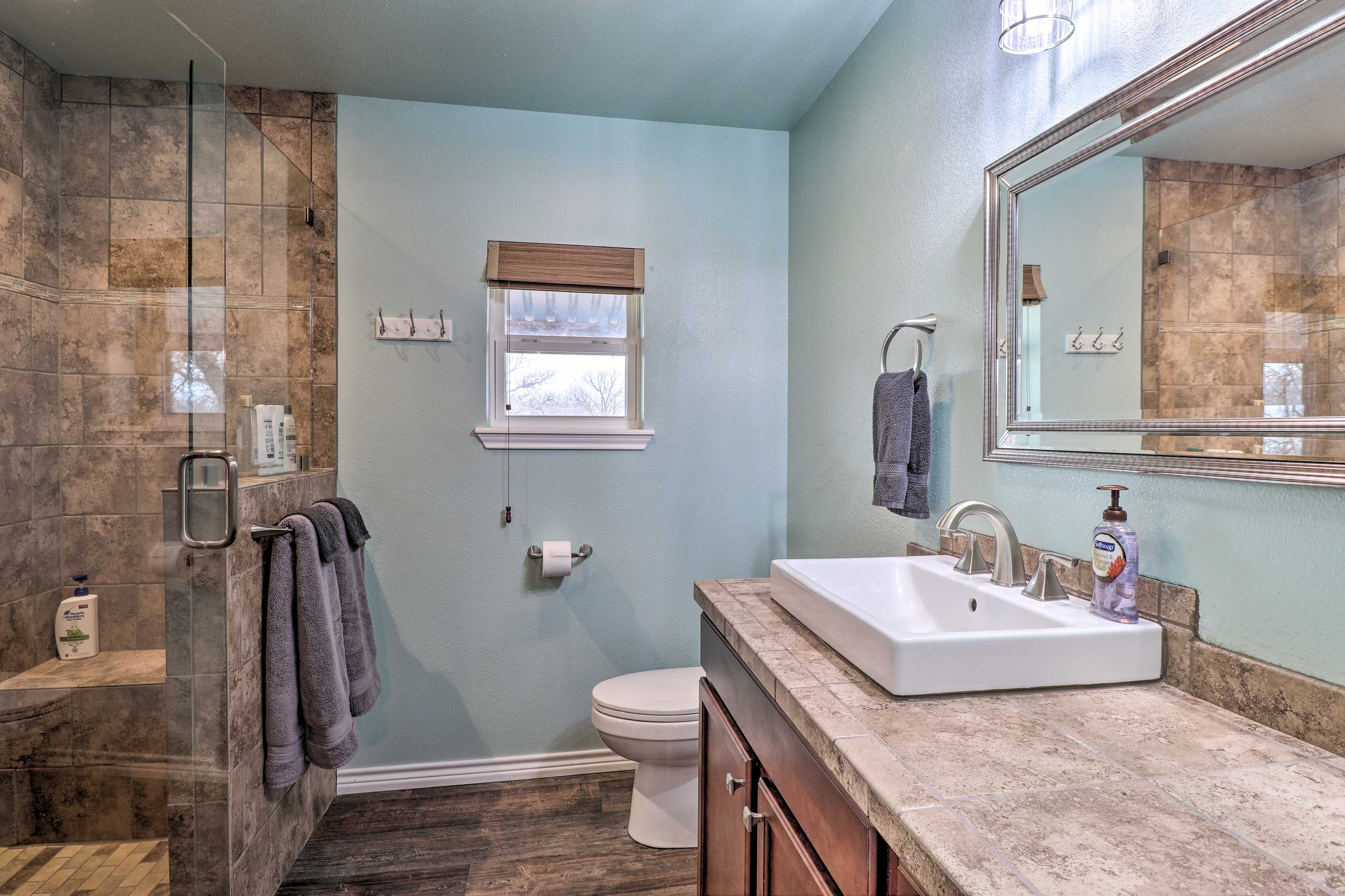 Full Bathroom | Towels Provided