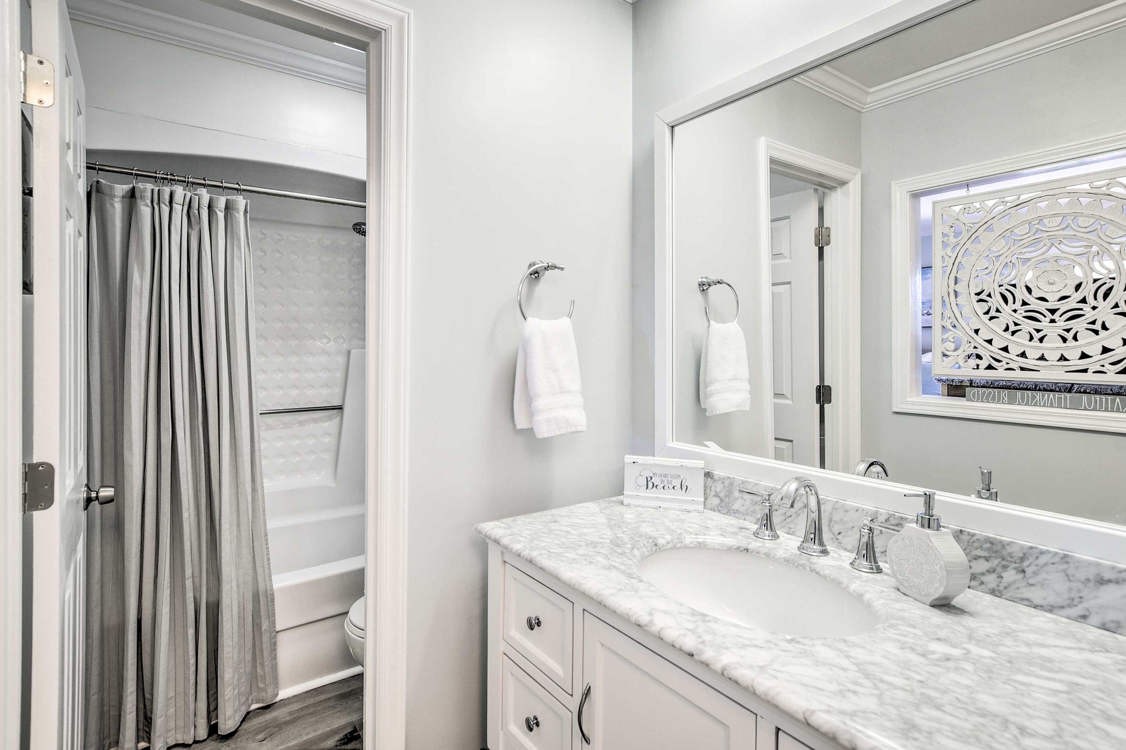 Full Bathroom | Towels Provided