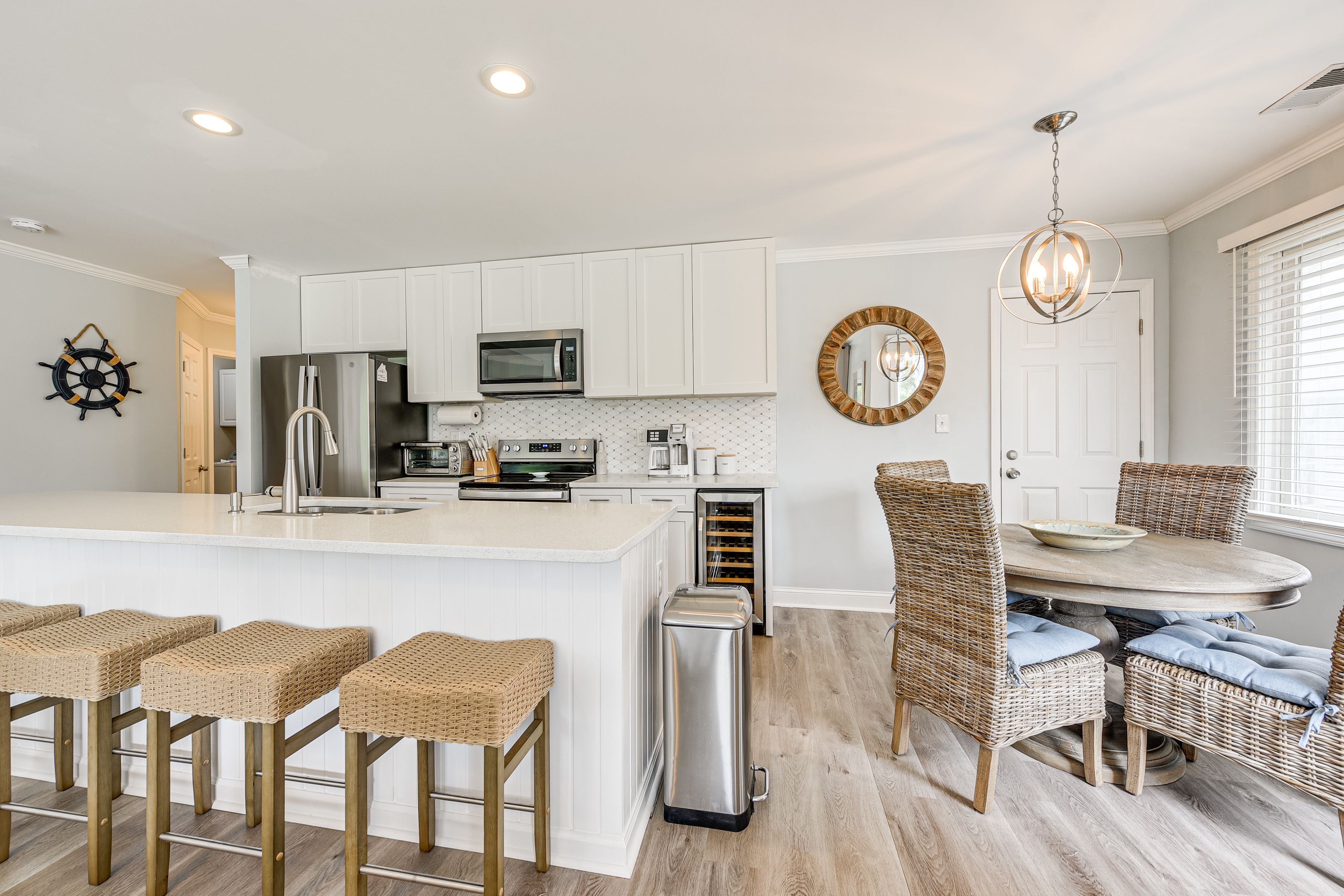 Kitchen & Dining Area | Dishware & Flatware Provided