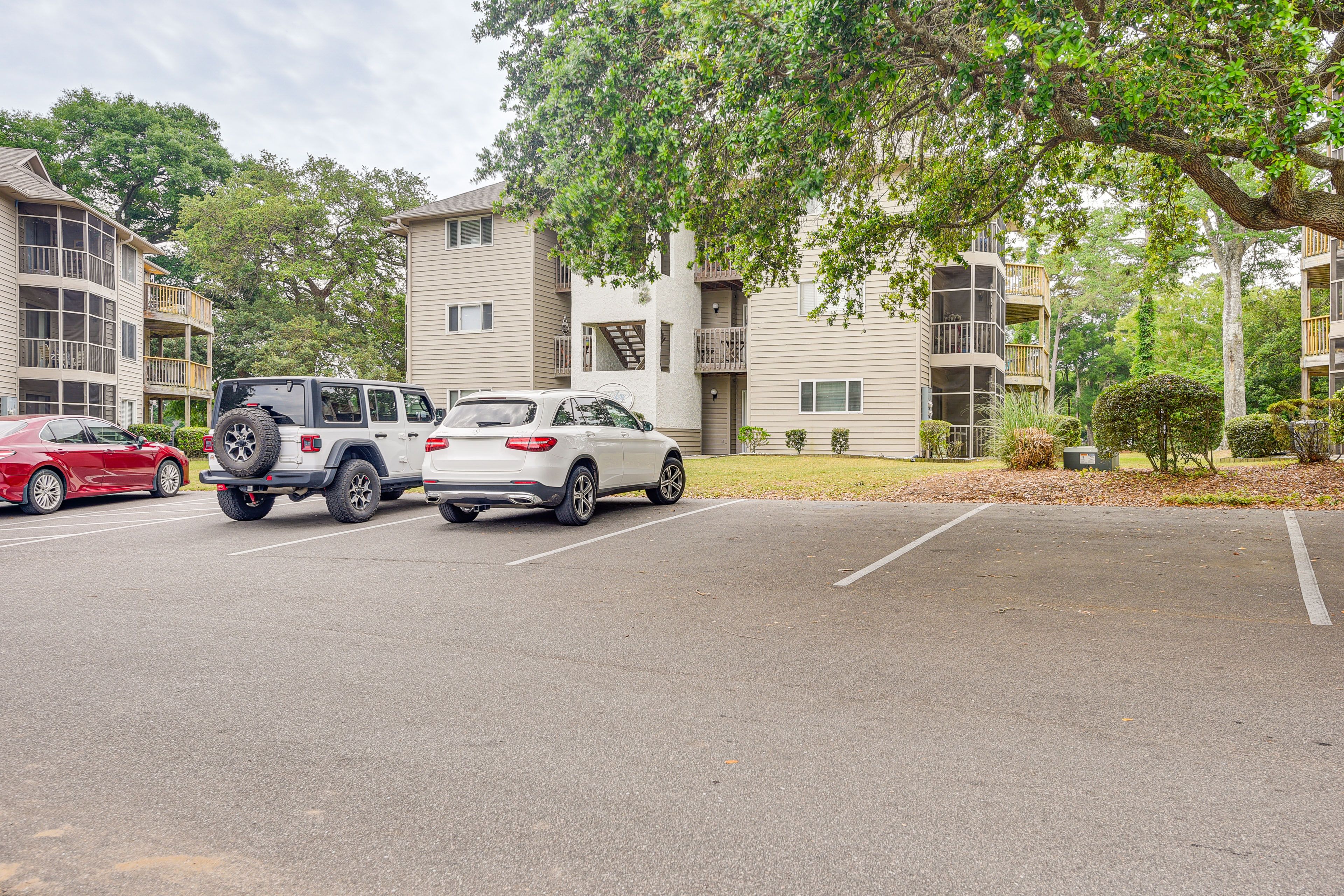 Parking | Community Lot (4 Vehicles)