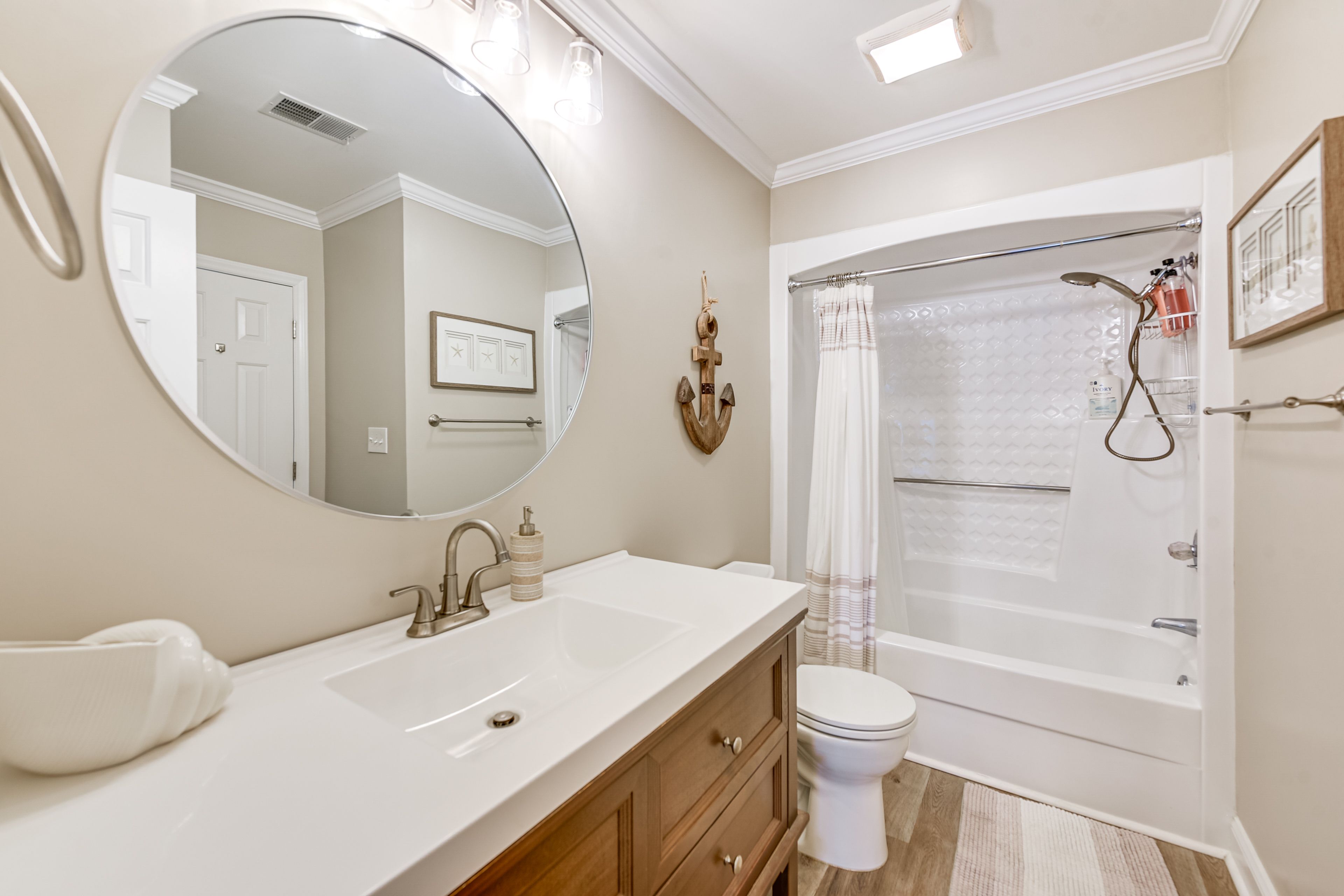 Full Bathroom | Complimentary Toiletries