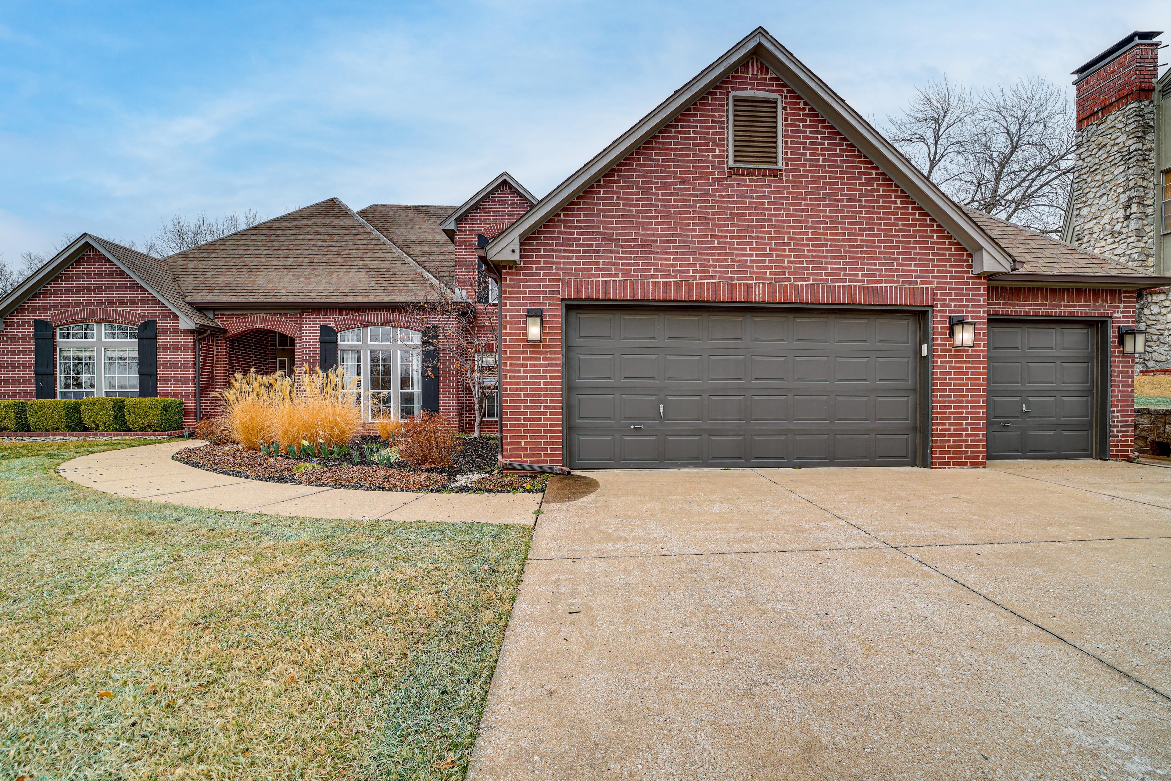 Parking | Garage (1 Vehicle) | Driveway (6 Vehicles) | Street Parking