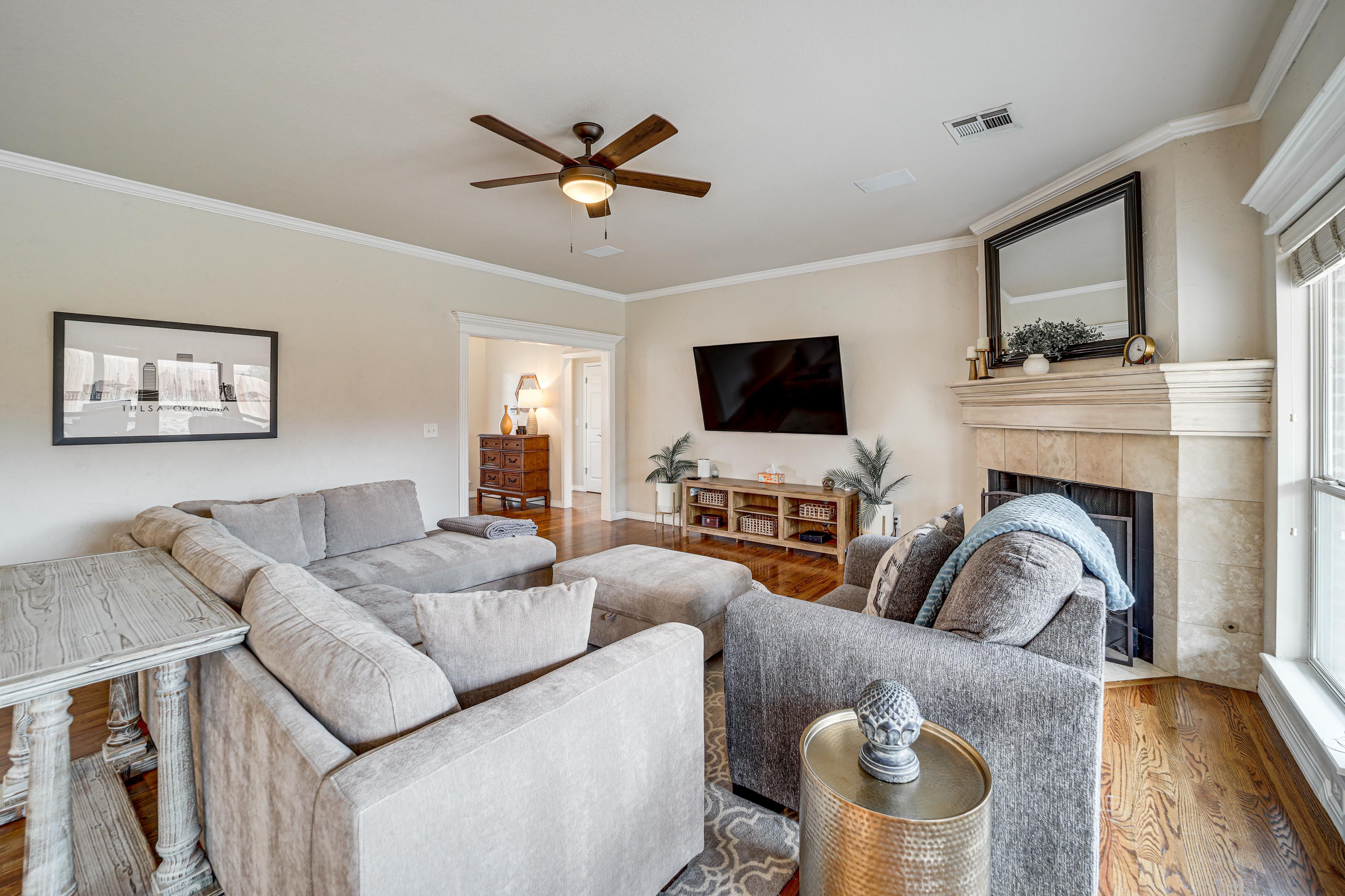 Living Room | Sleeper Sofa | Smart TV | Fireplace | 1st Floor