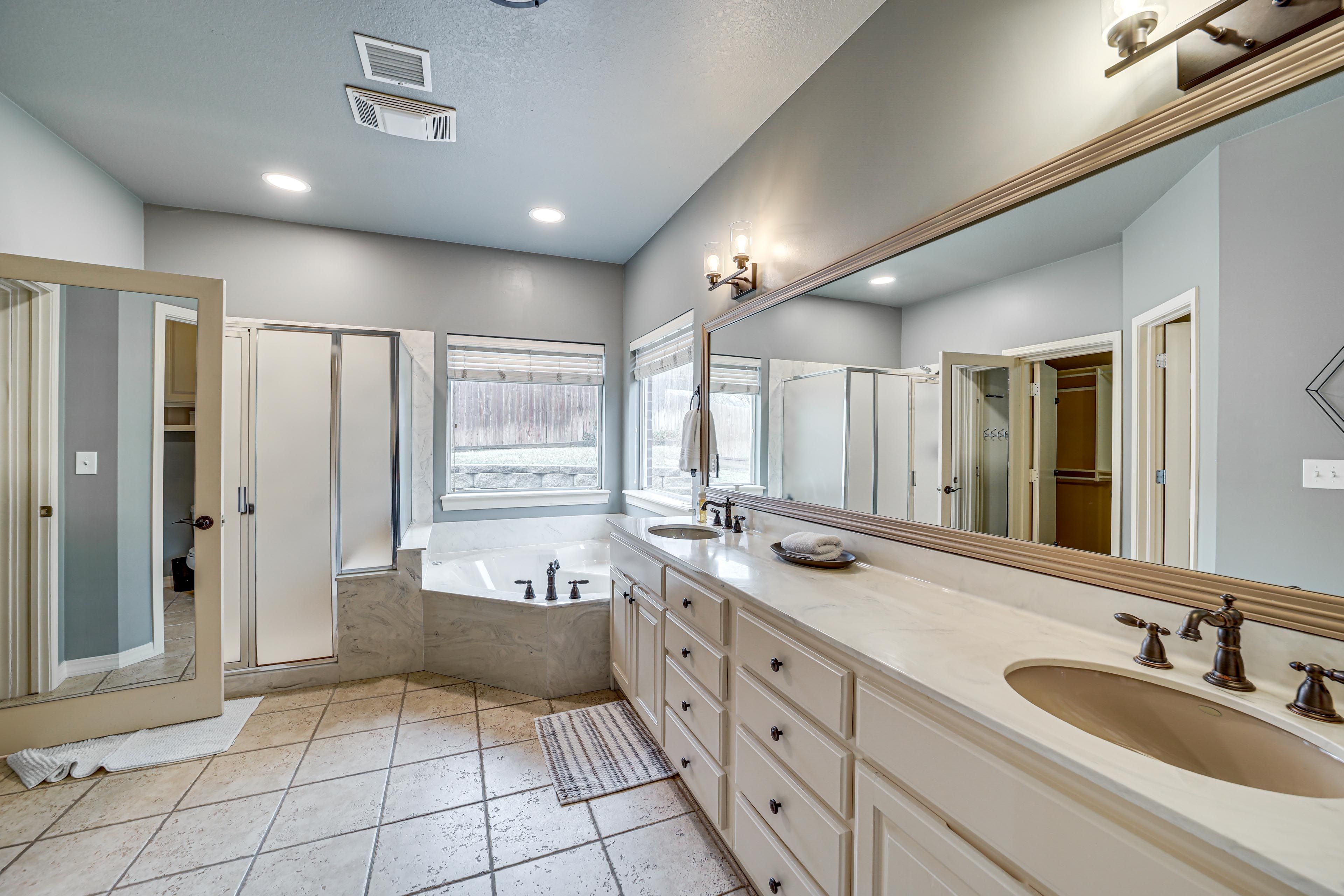 En-Suite Bathroom | Soaking Tub | Walk-In Closet