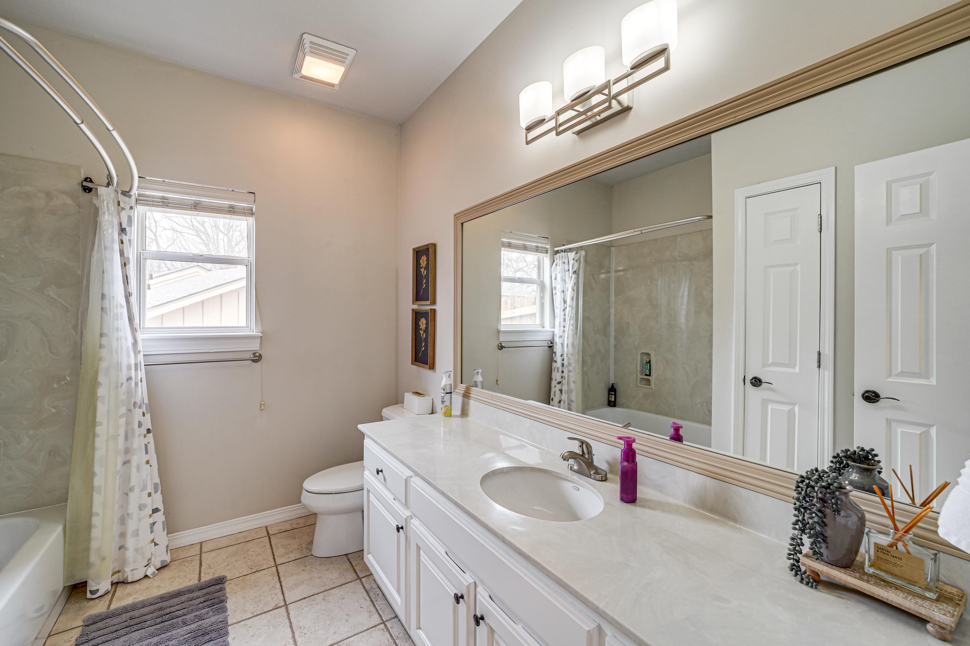 Full Bathroom | Complimentary Toiletries | 1st Floor