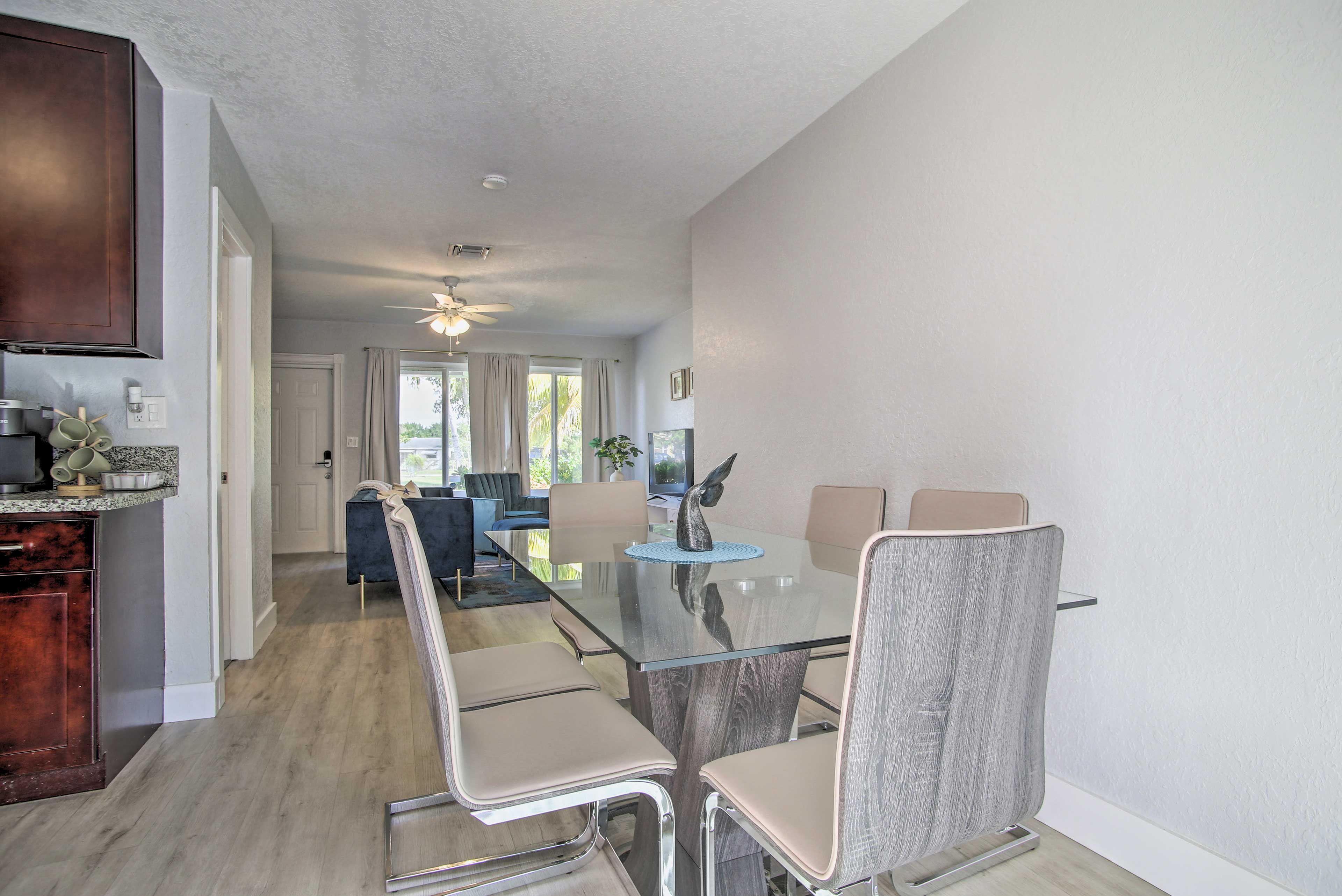 Dining Area | 6-Person Table