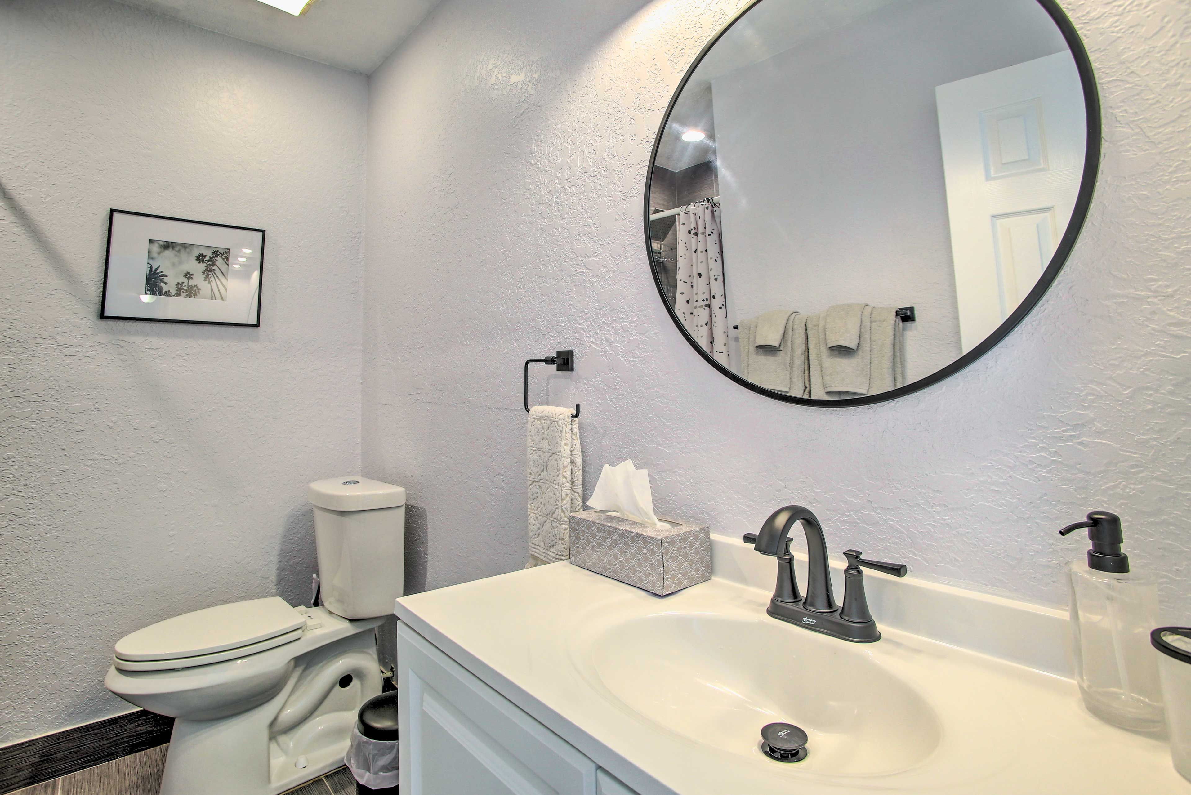 Full Bathroom | Complimentary Toiletries