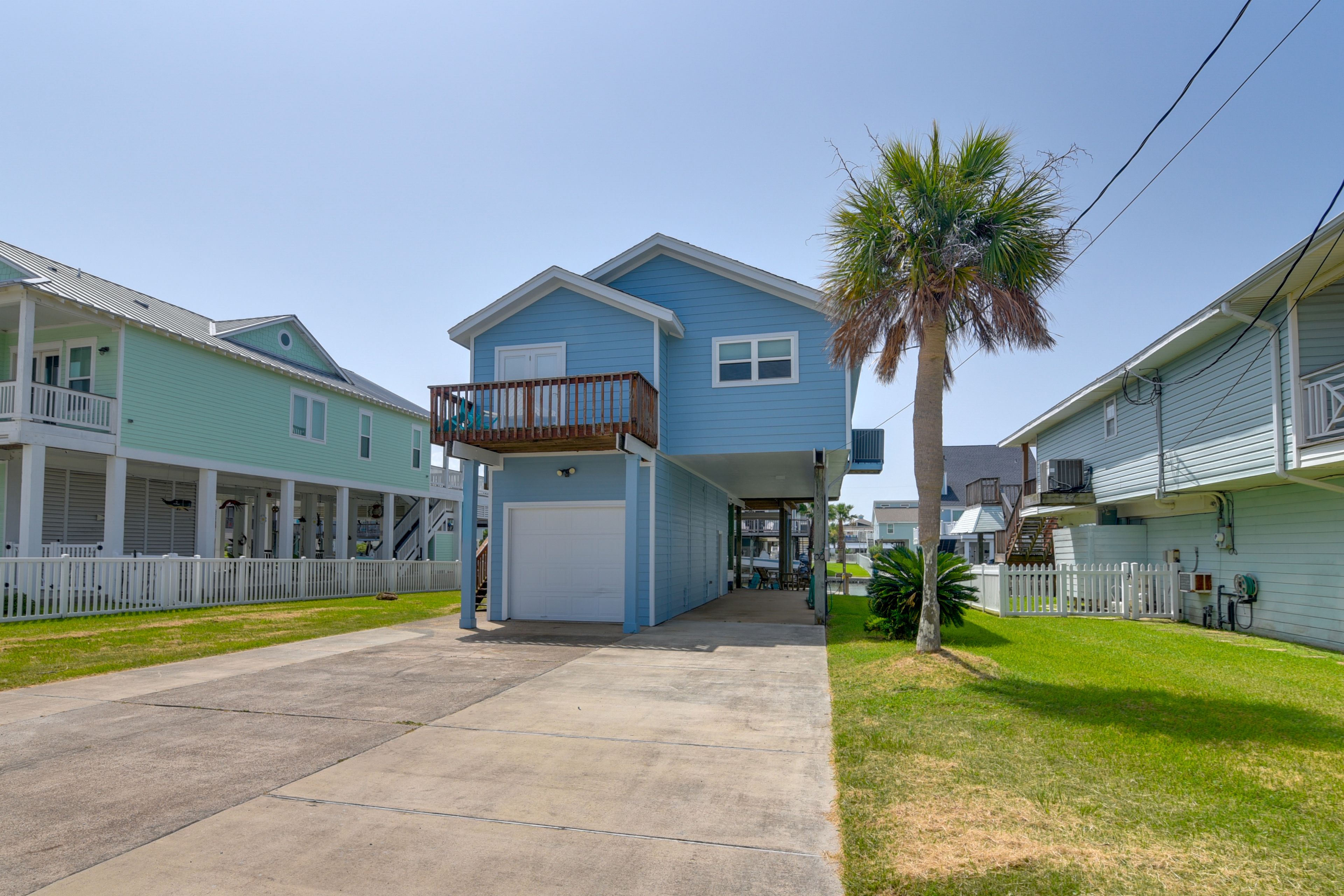 Exterior | Driveway (4 Vehicles)