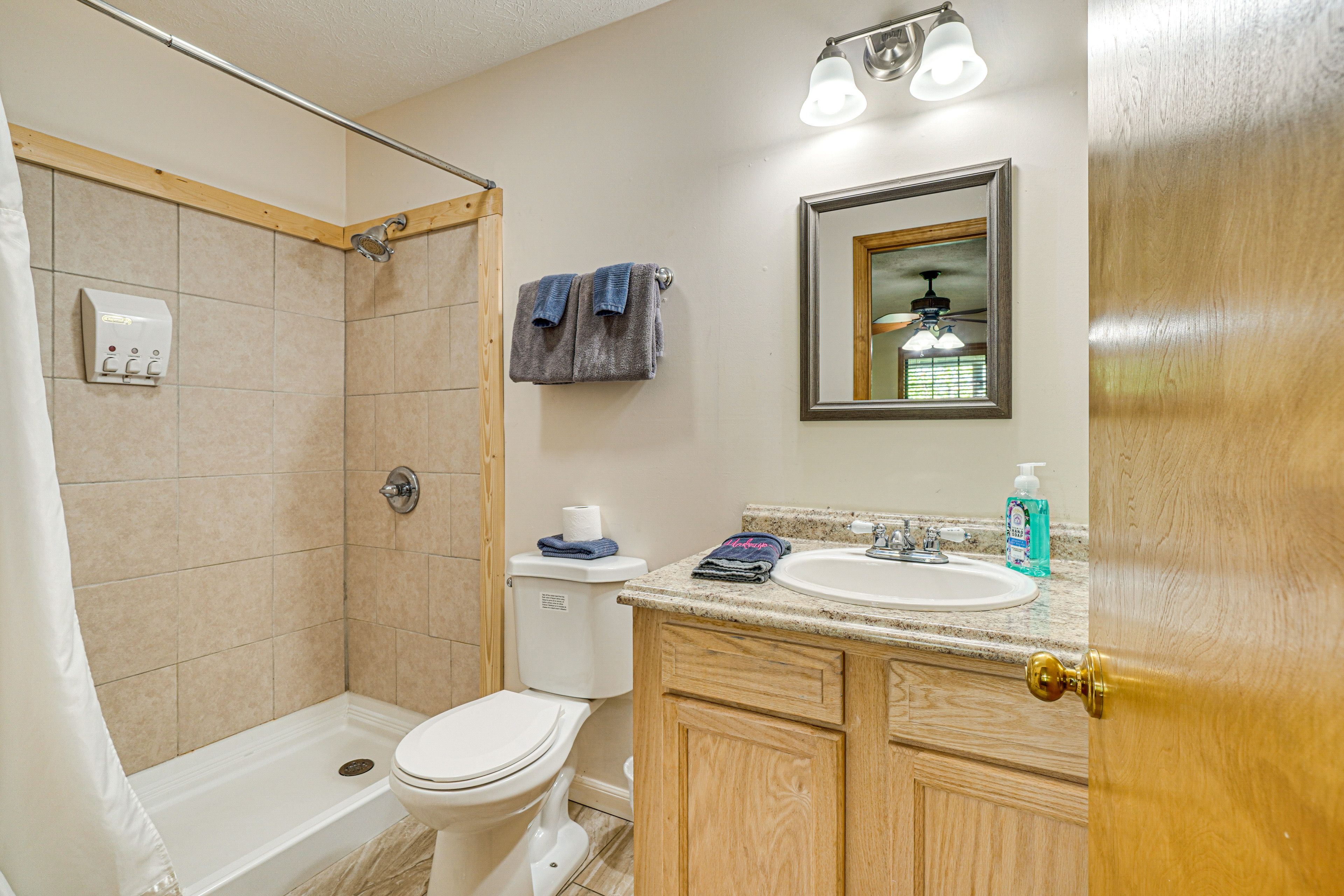 En-Suite Bathroom | Shower/Tub Combo | Complimentary Toiletries