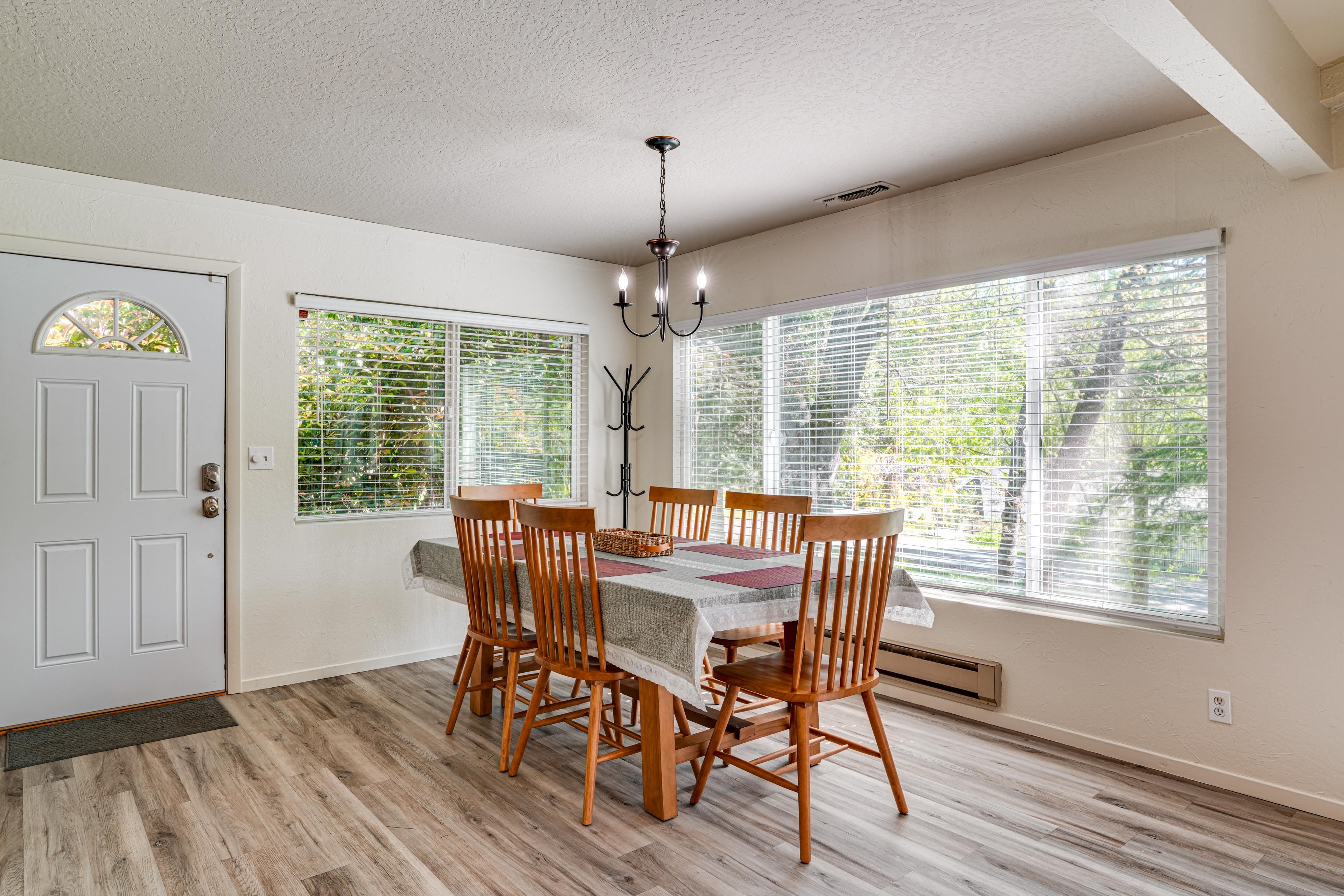 Dining Area | Dishes & Flatware Provided