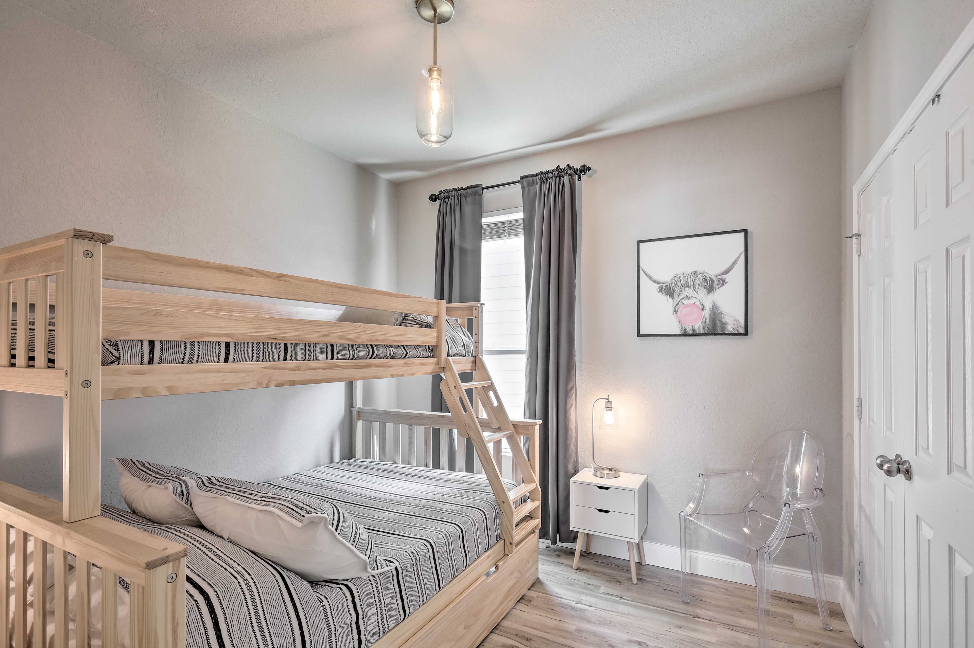 Bedroom 3 | Twin/Full Bunk Bed w/ Twin Trundle Bed