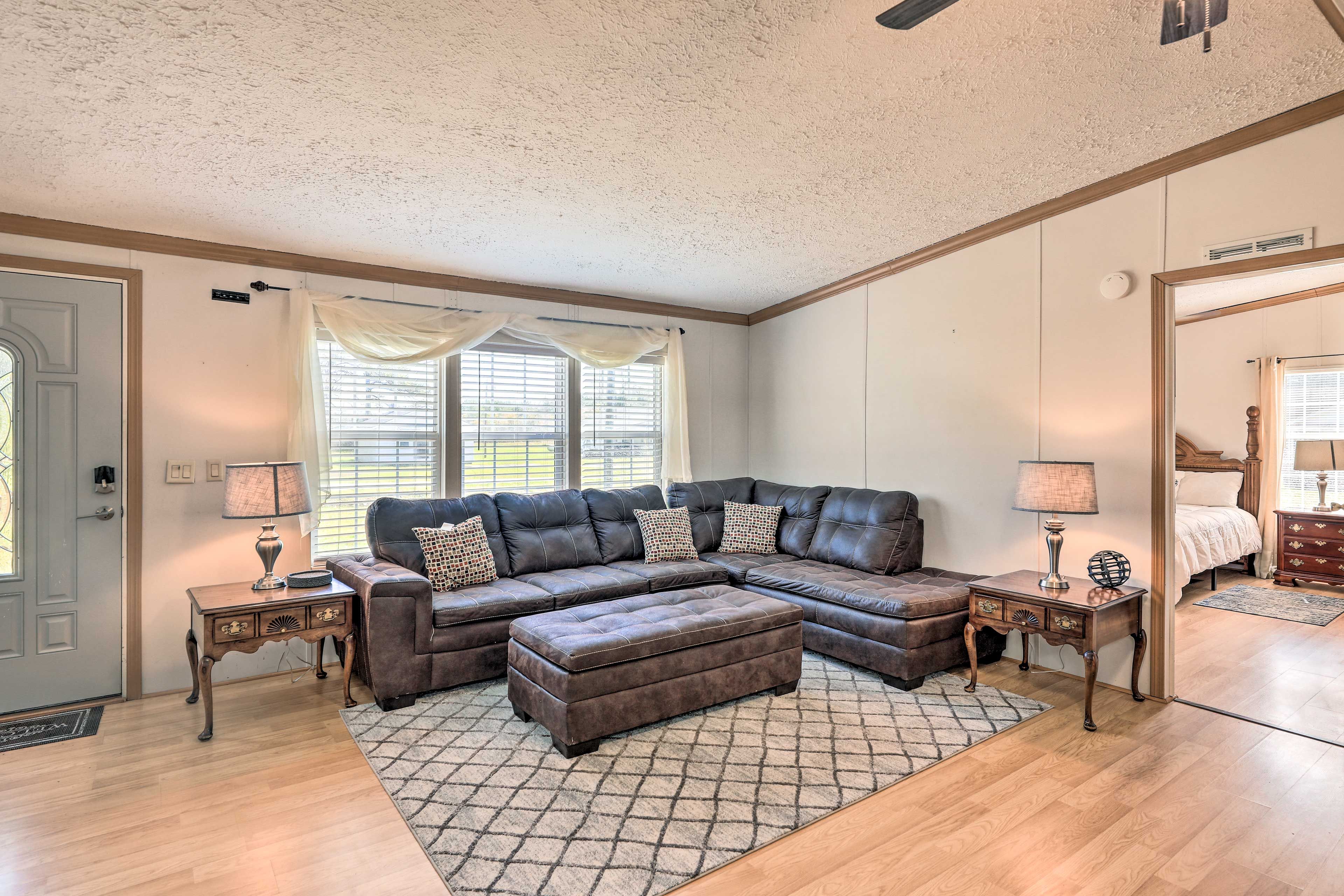Living Room | Free WiFi | Central Heating & A/C | Smart TV w/ Cable