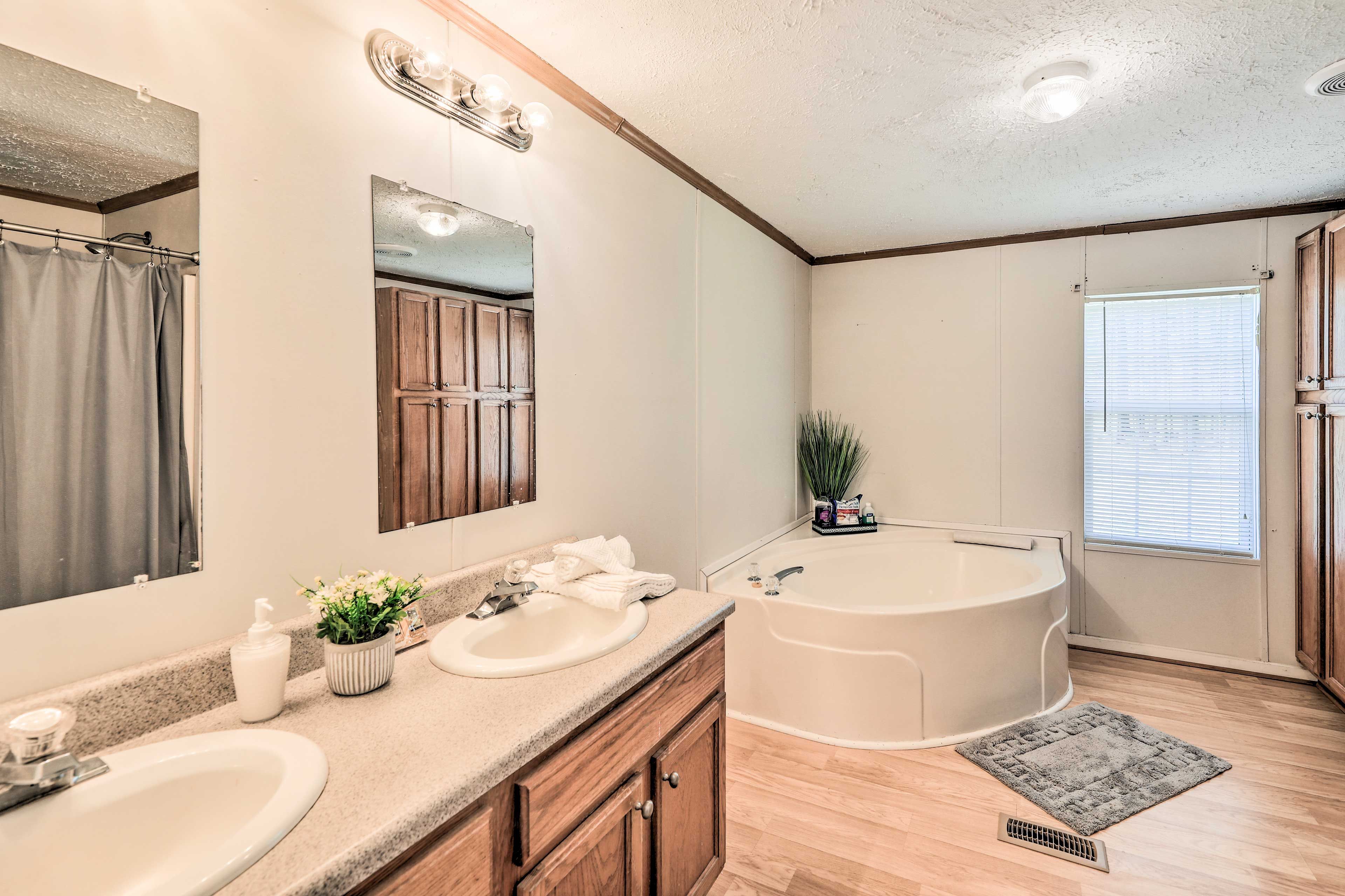 En-Suite Bathroom | Towels Provided