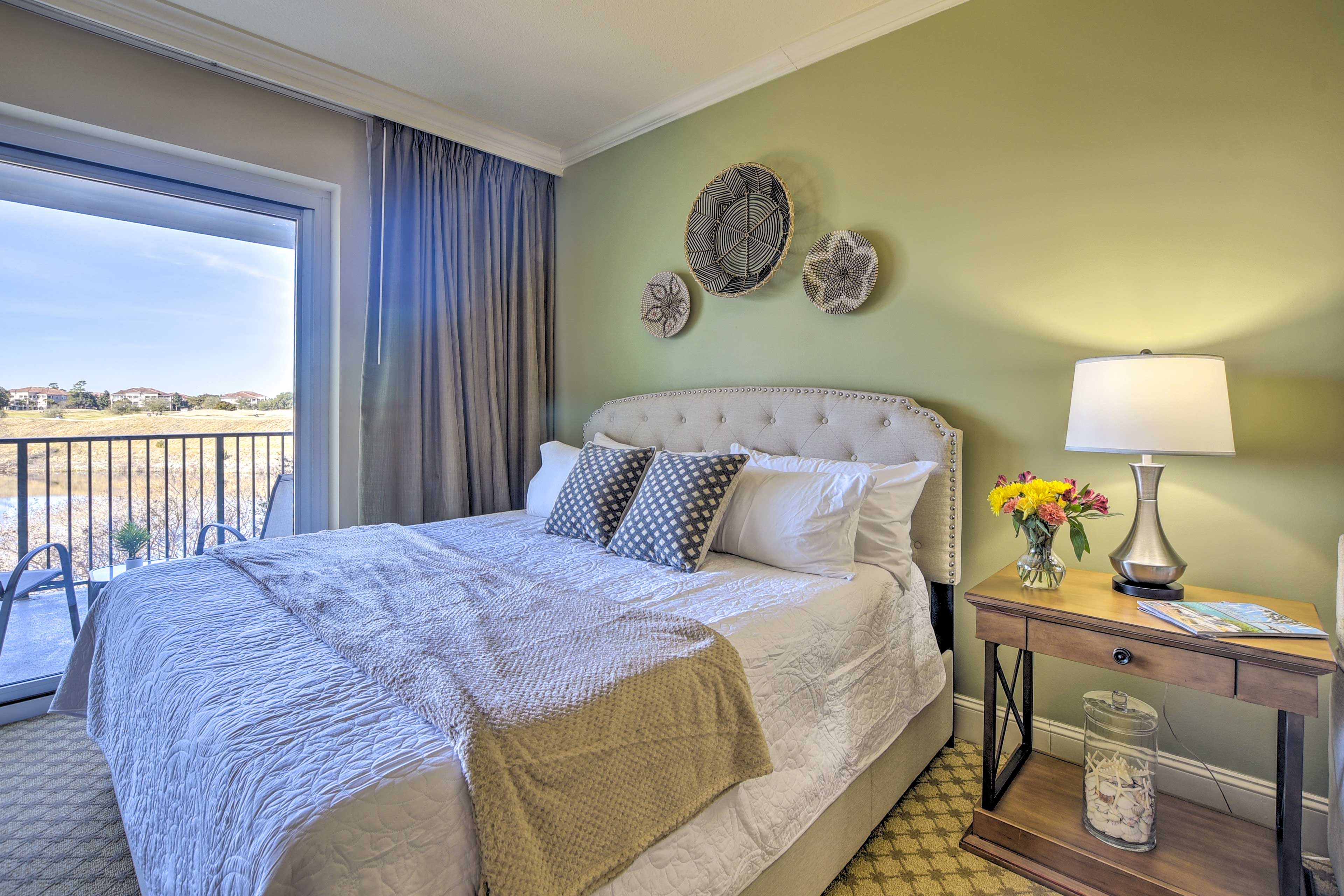 Studio | King Bed | Main Floor | No Stairs to Access