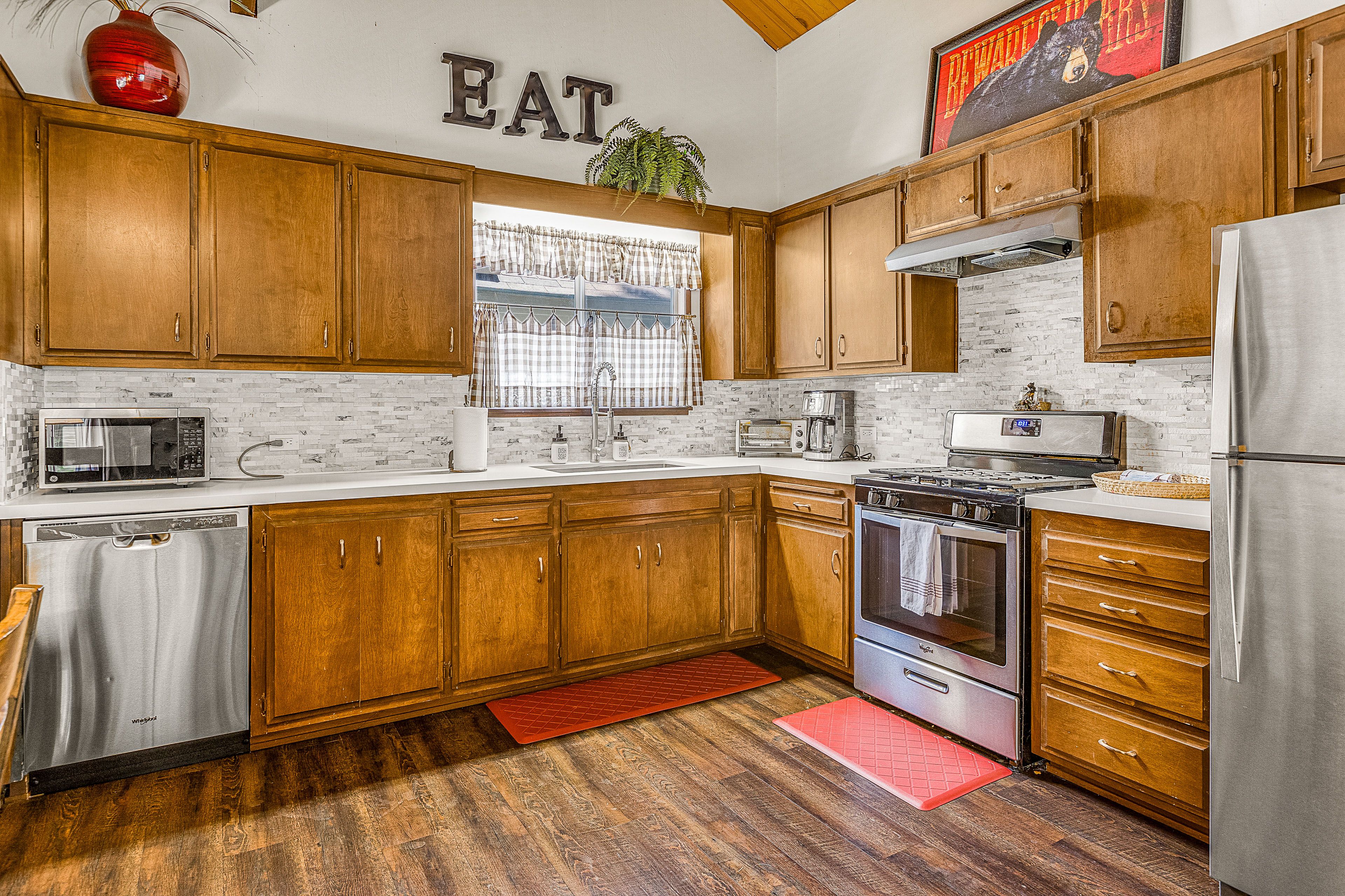 Kitchen | Fully Equipped | Main Level | Cooking Basics | Garbage Disposal