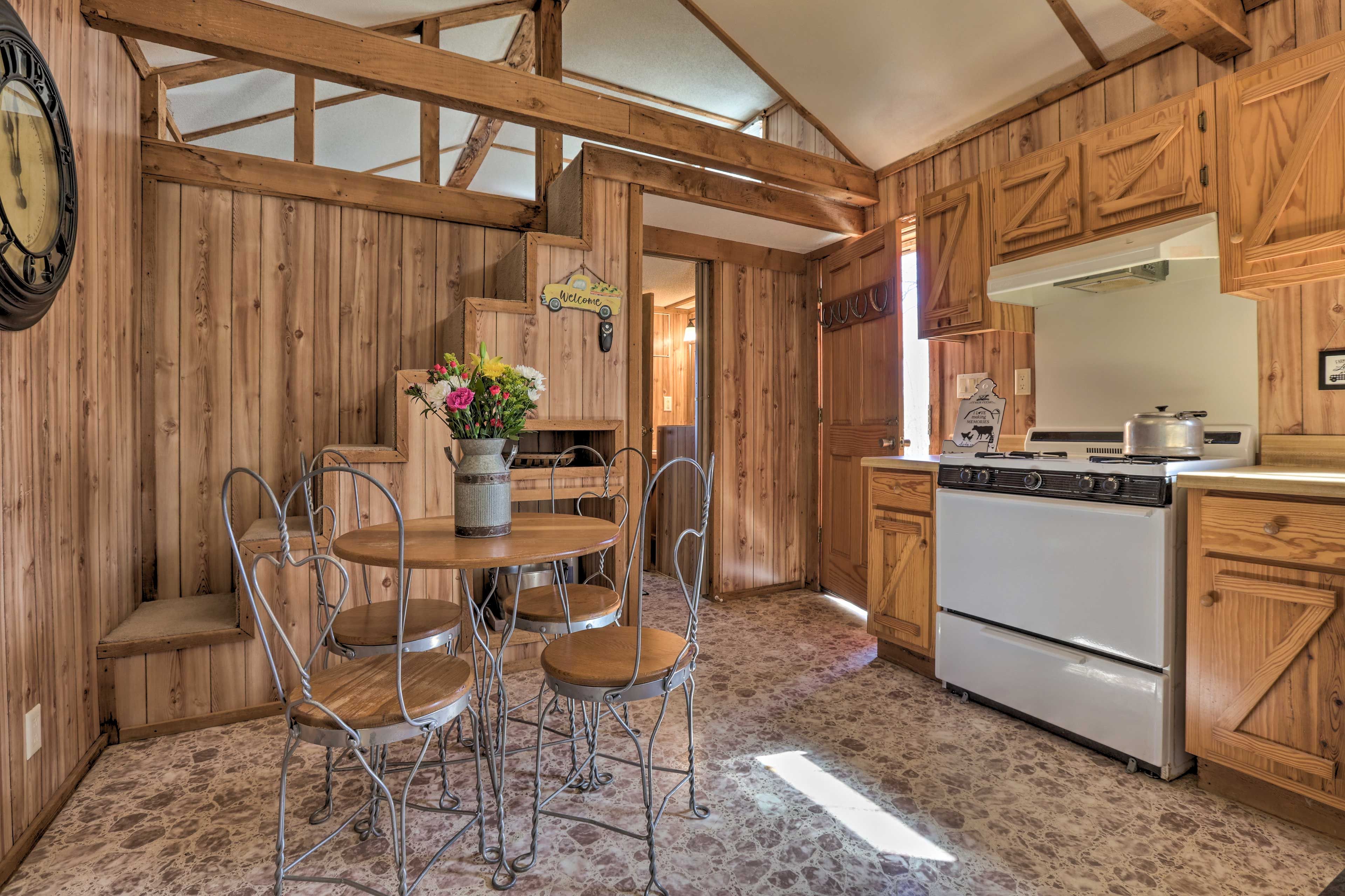 Dining Area | Dishware & Flatware Provided