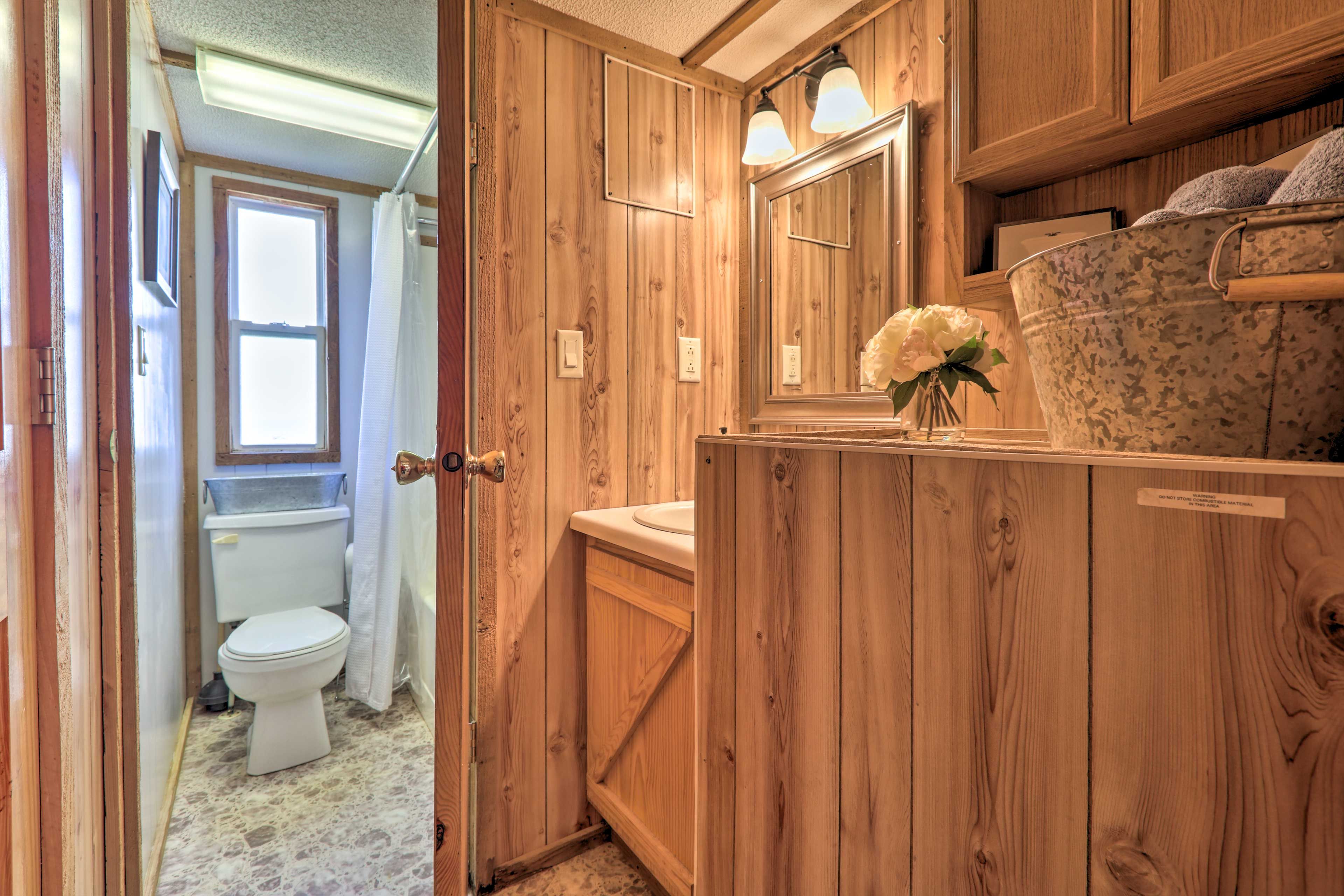 Full Bathroom | Complimentary Toiletries