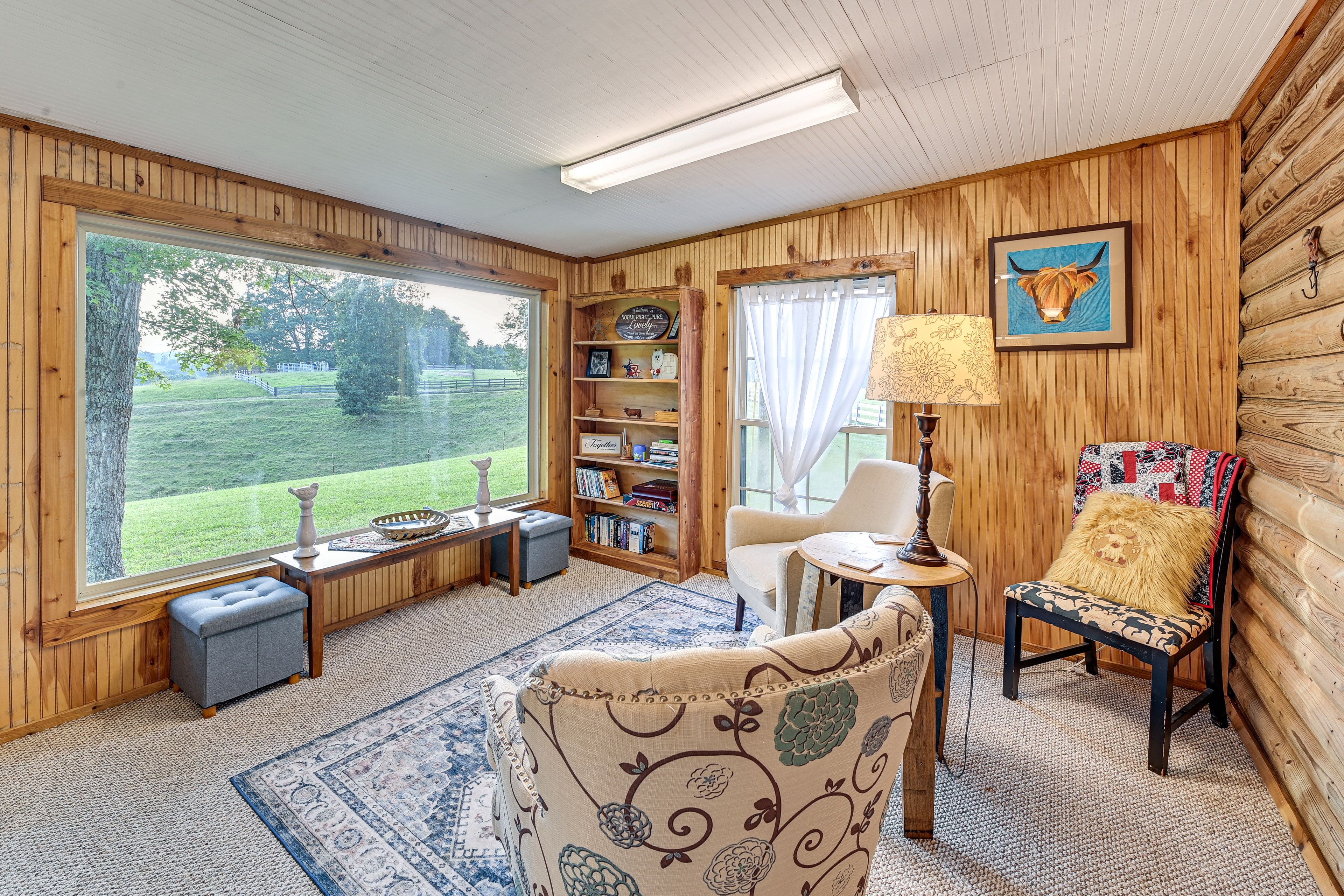 Living Room | Books | Free WiFi | Smart TV | Landscape Views | Main Level