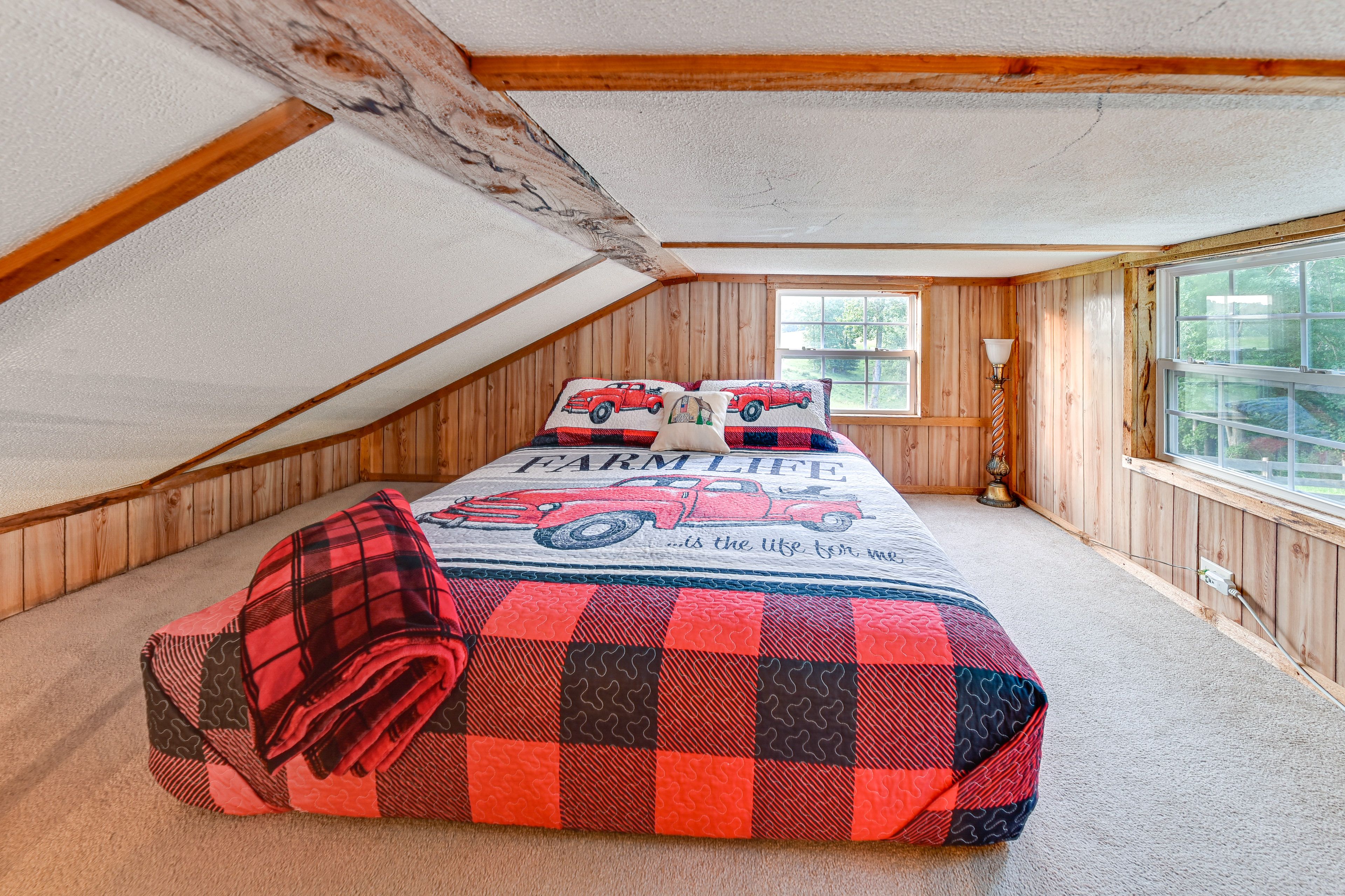 Loft | Queen Bed | Upper Level